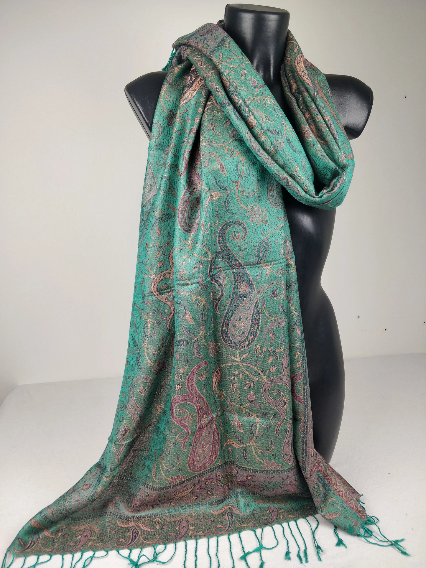 Pashmina Mangal réversible en modal / soie. Echarpe aux motifs paisley vert.