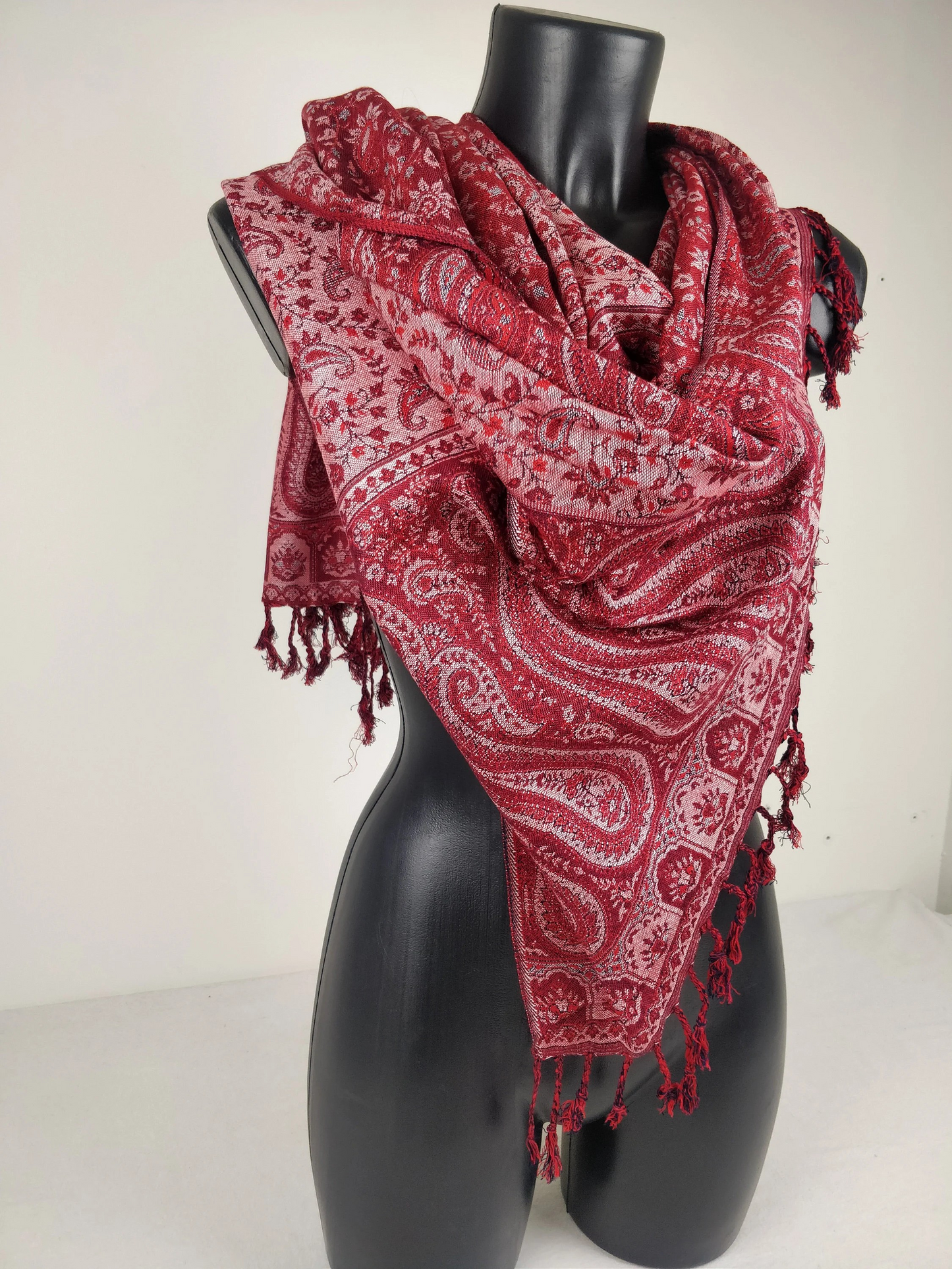 Pashmina réversible Sankya en viscose. Echarpe aux motifs paisley rouge.