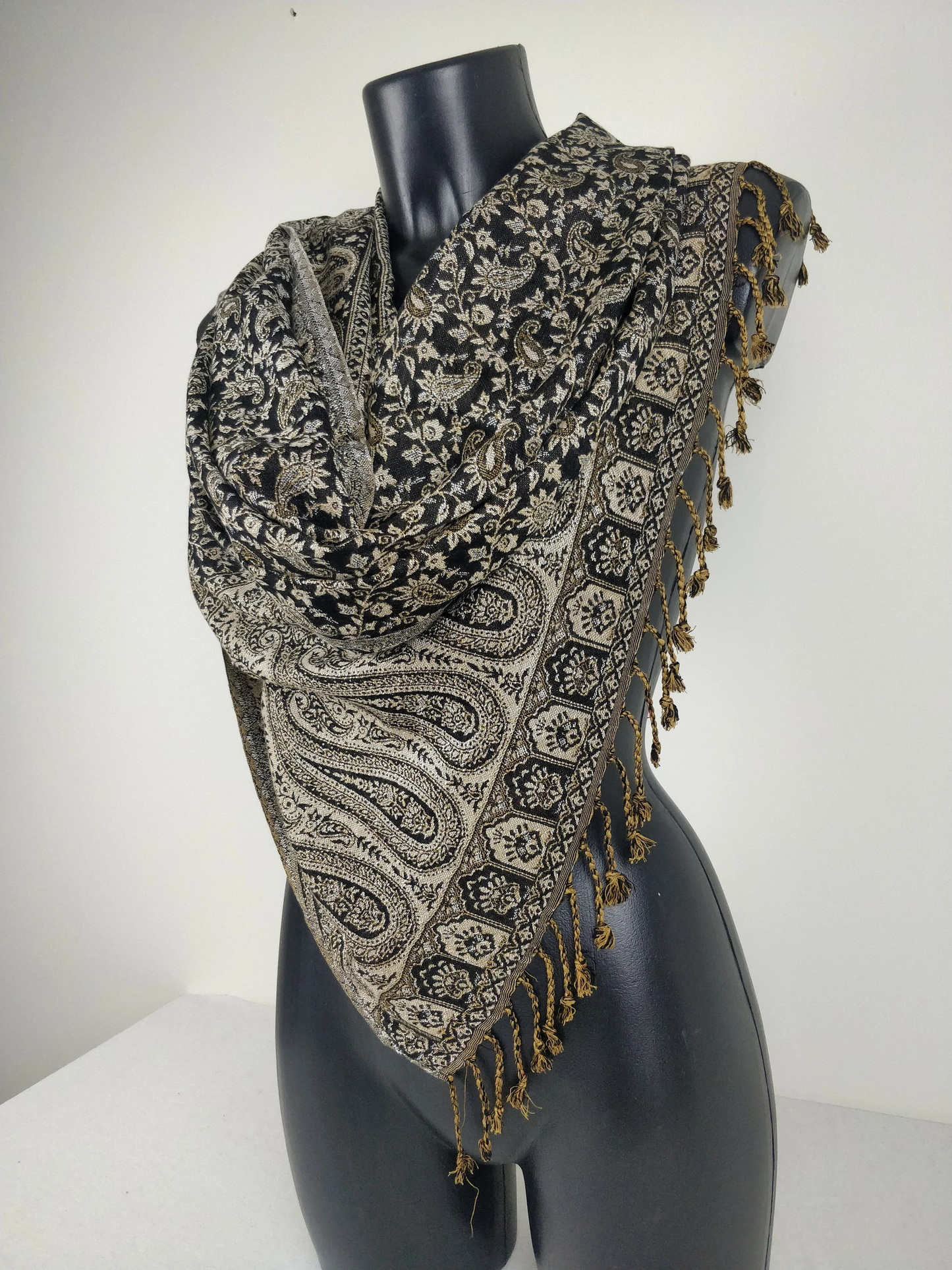 Sankya Wende-Pashmina aus Viskose. Schwarzes Paisley-Muster.