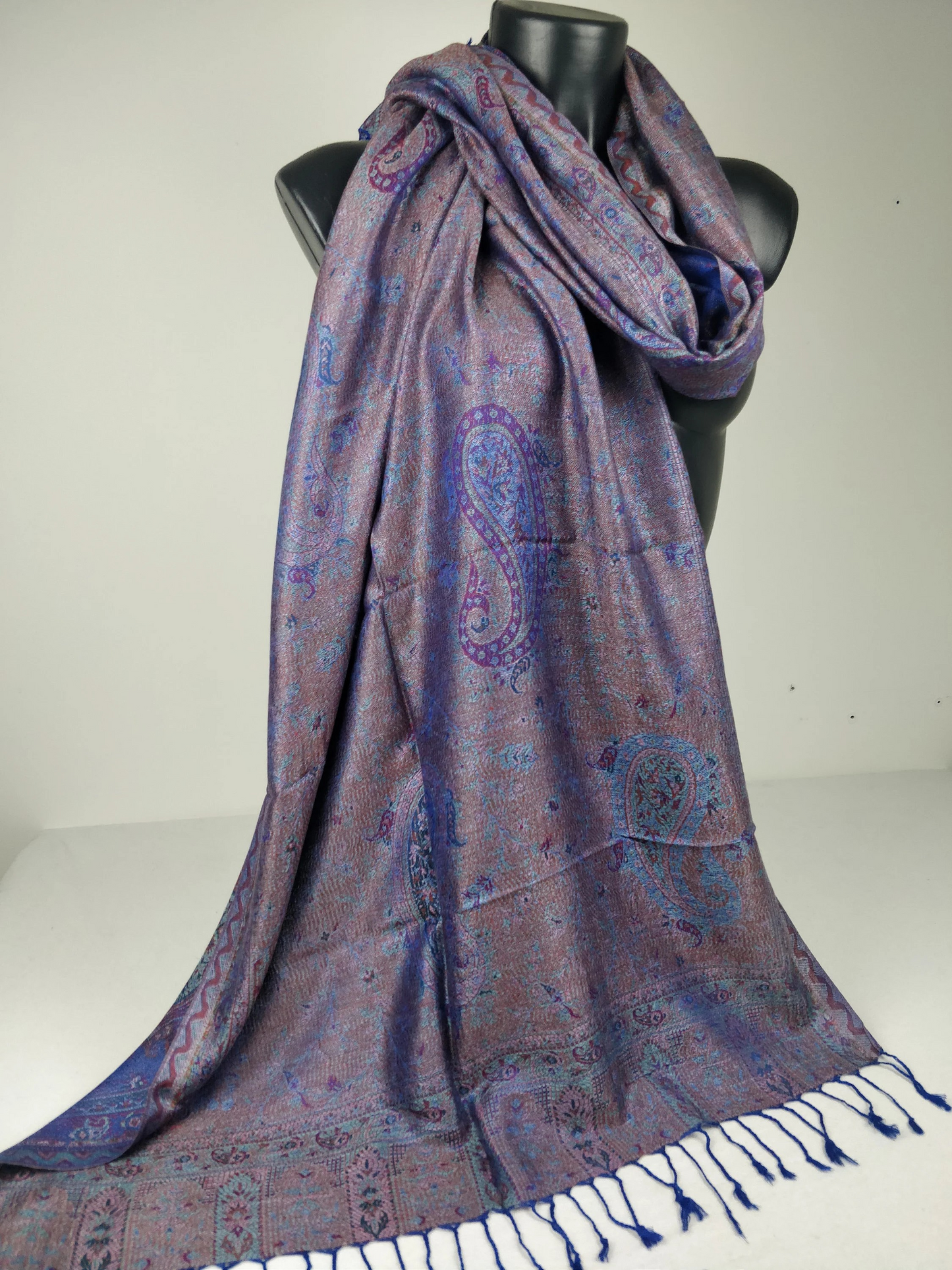 Pashmina Mangal réversible en modal / soie. Motif paisley bleu.