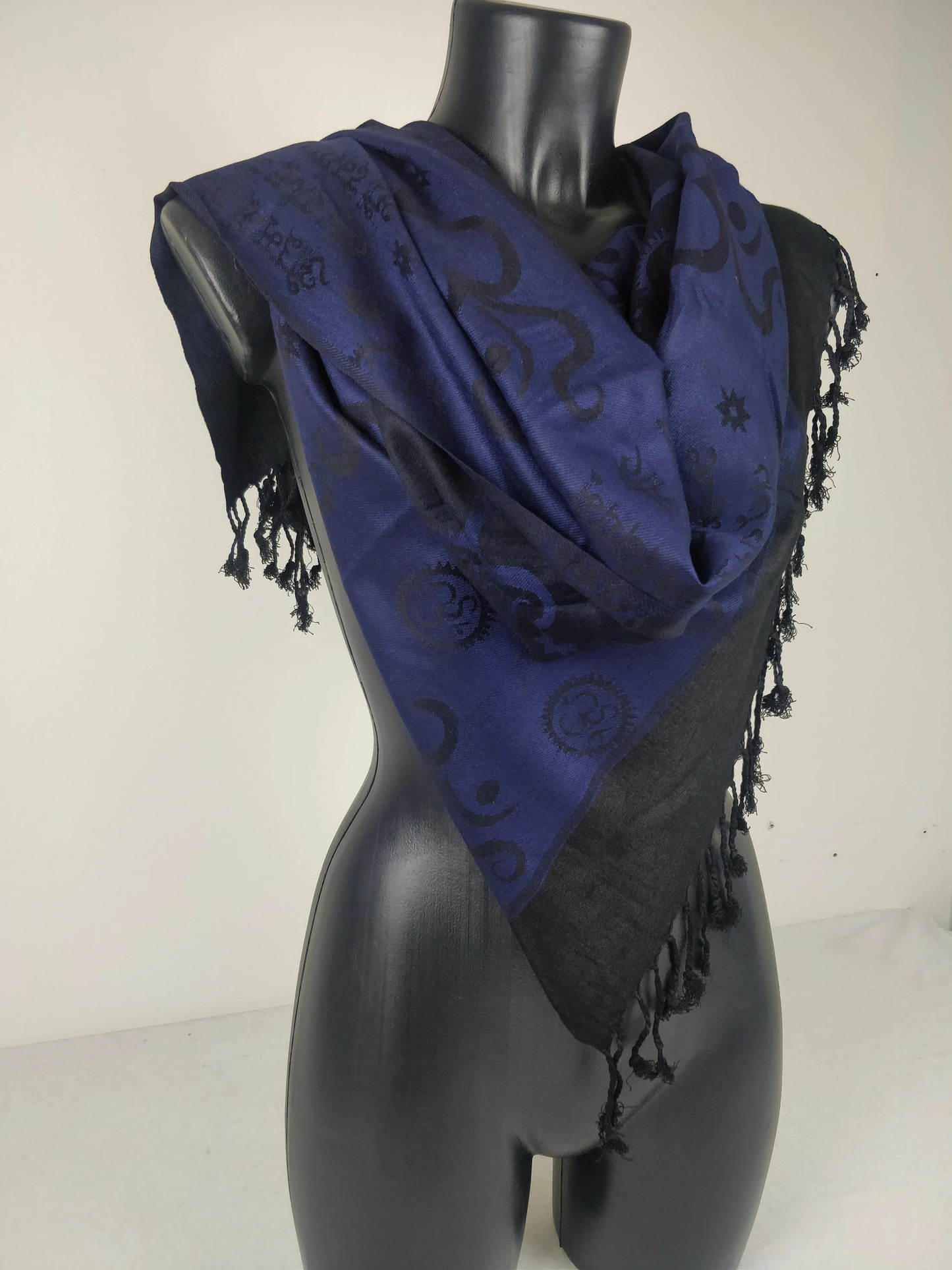 Pashmina Kharma réversible en viscose. Echarpe motifs ohm bleu.