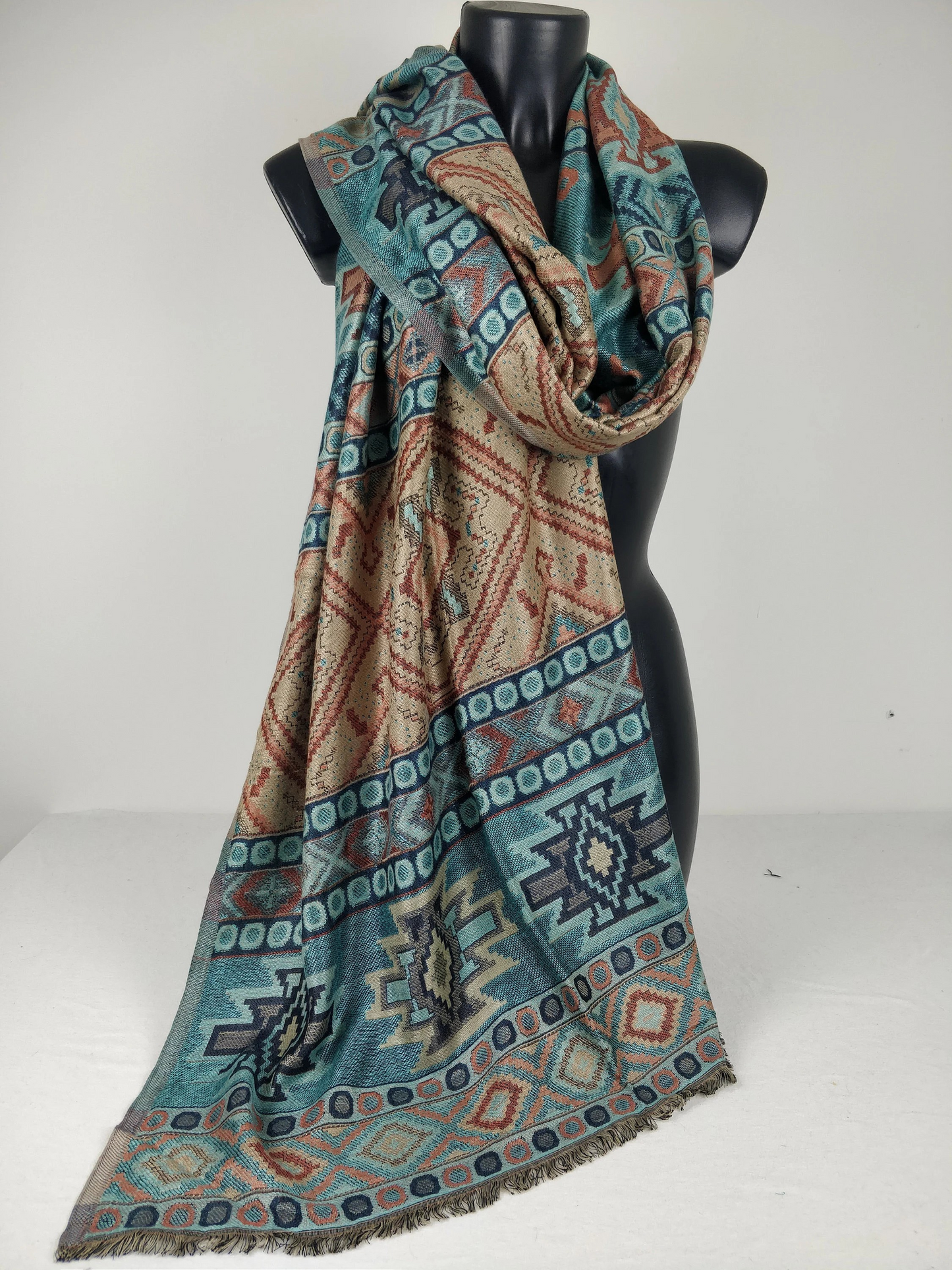 Pashmina Jyoti en viscose multicolore et réversible. Echarpe motif inca, tons turquois et marron.