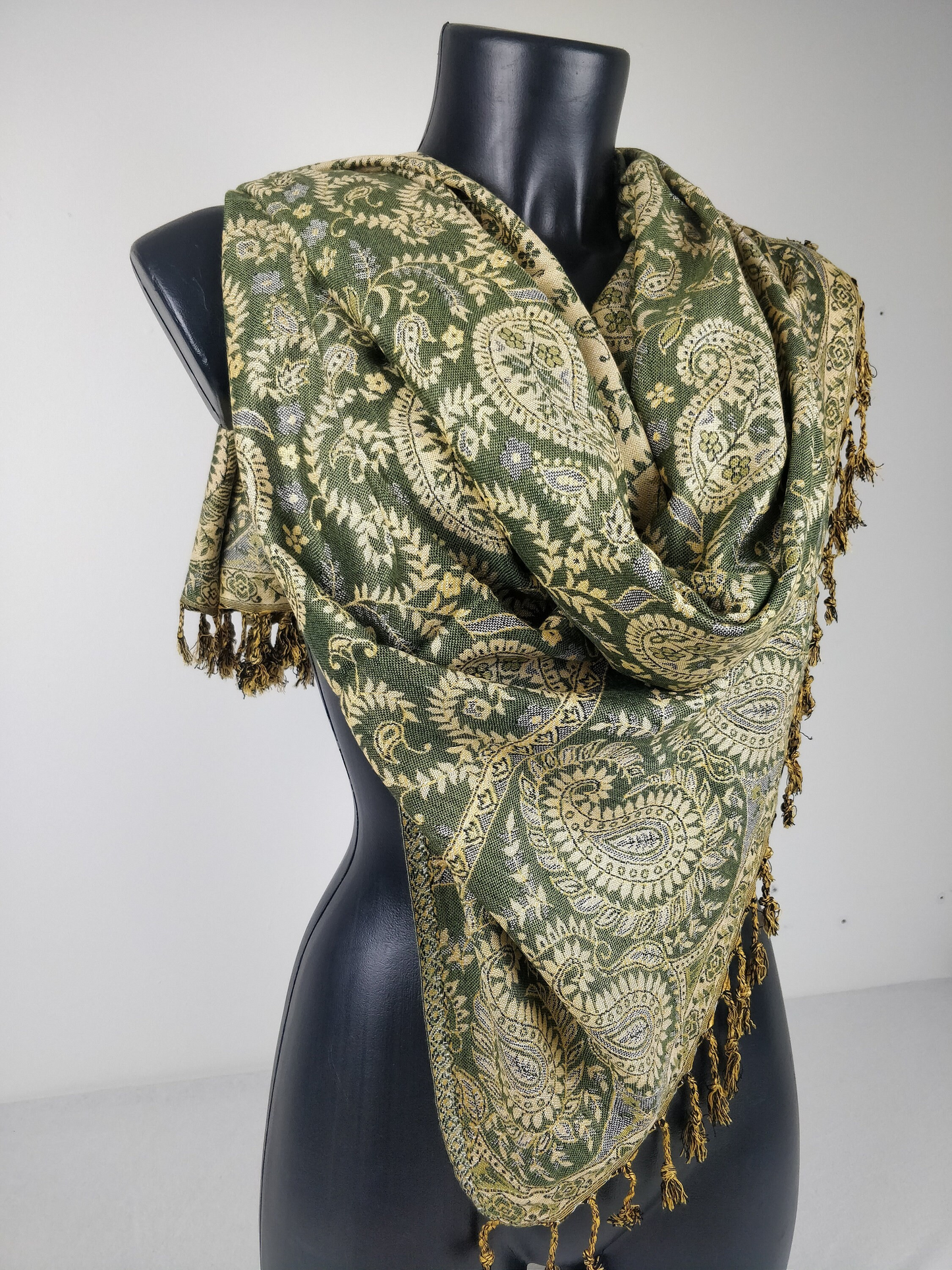 Pashmina Asoha réversible en viscose. Echarpe motif paisley vert et blanc.