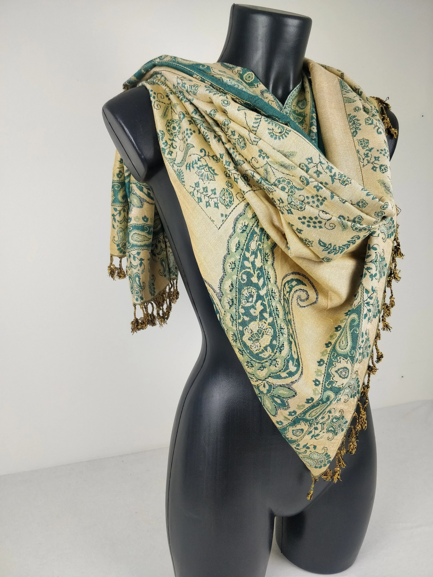 Wendbarer Pashmina Riyan aus Viskose. Blaues und cremefarbenes Paisley-Muster.