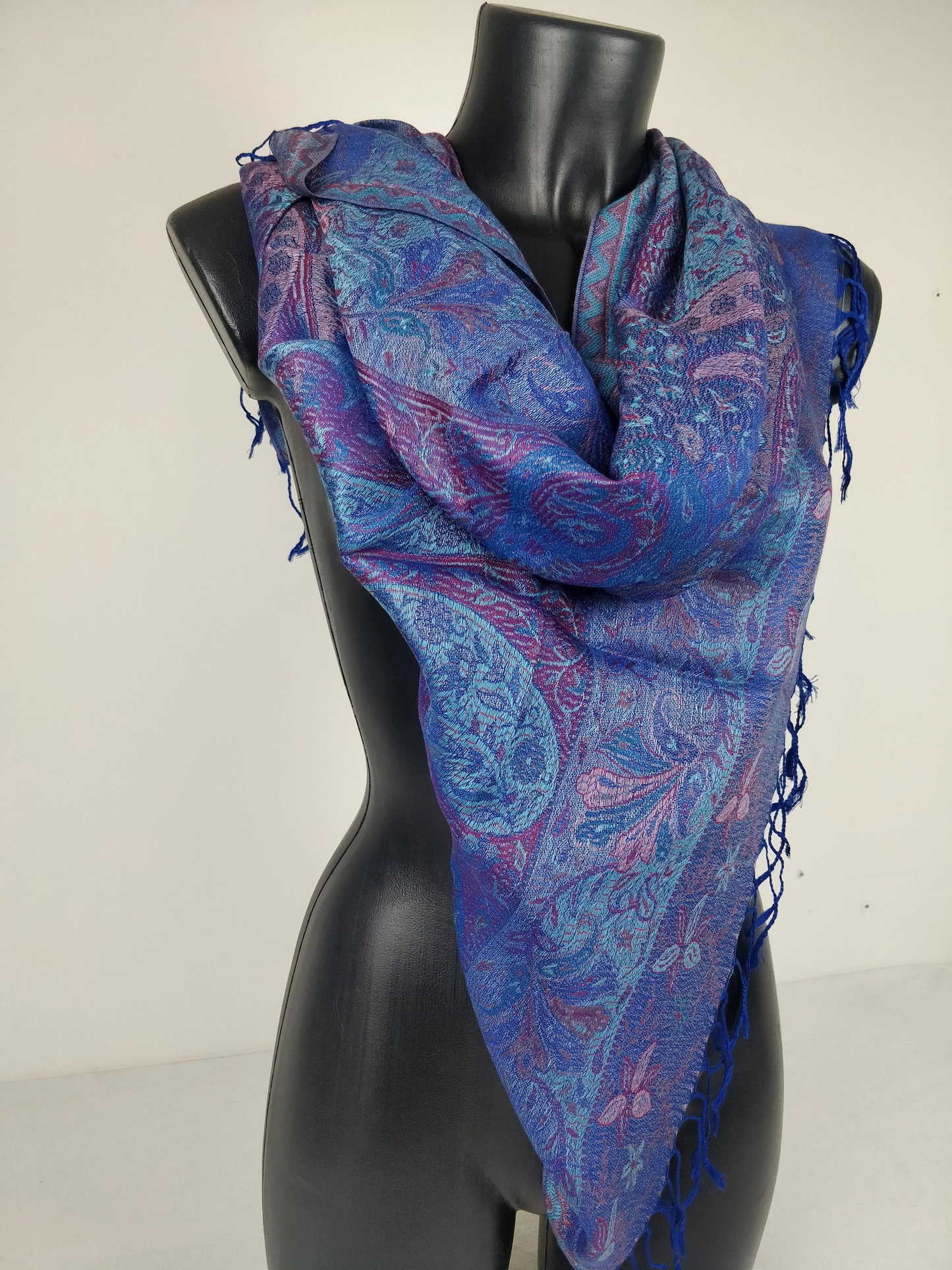 Pashmina Mangal réversible en modal / soie. Echarpe aux motifs paisley bleu.