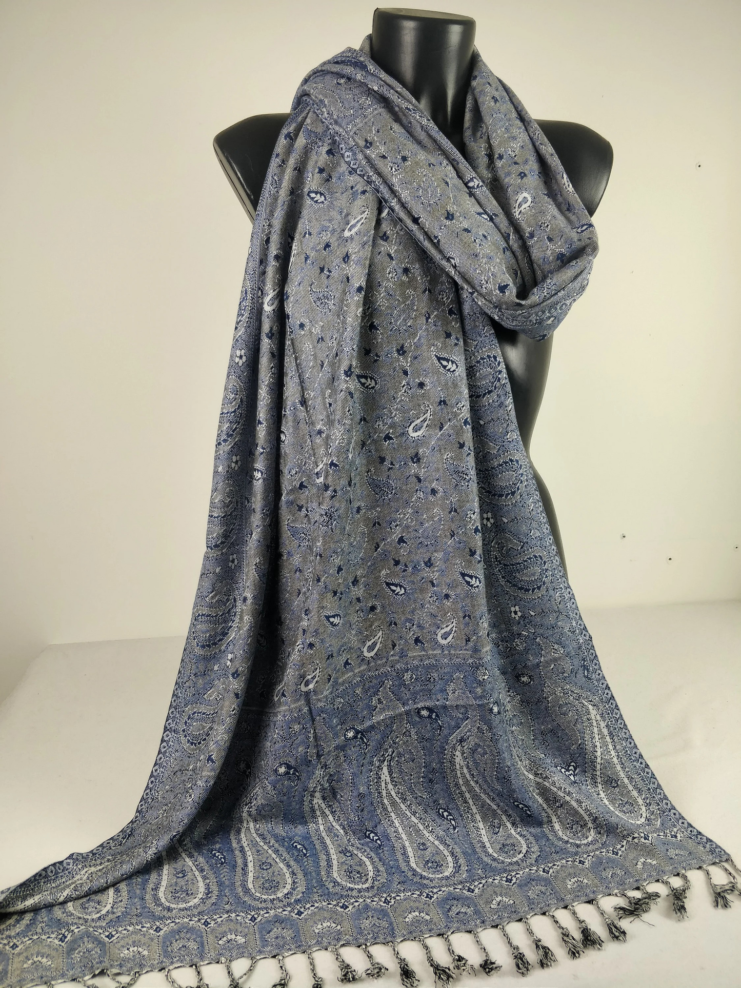 Pashmina Kheril réversible en viscose. Echarpe motifs paisley bleu.