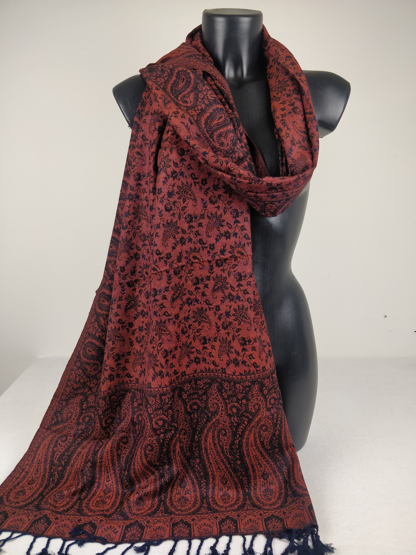 Sankya Wende-Pashmina aus Viskose. Braunes Paisley-Muster.