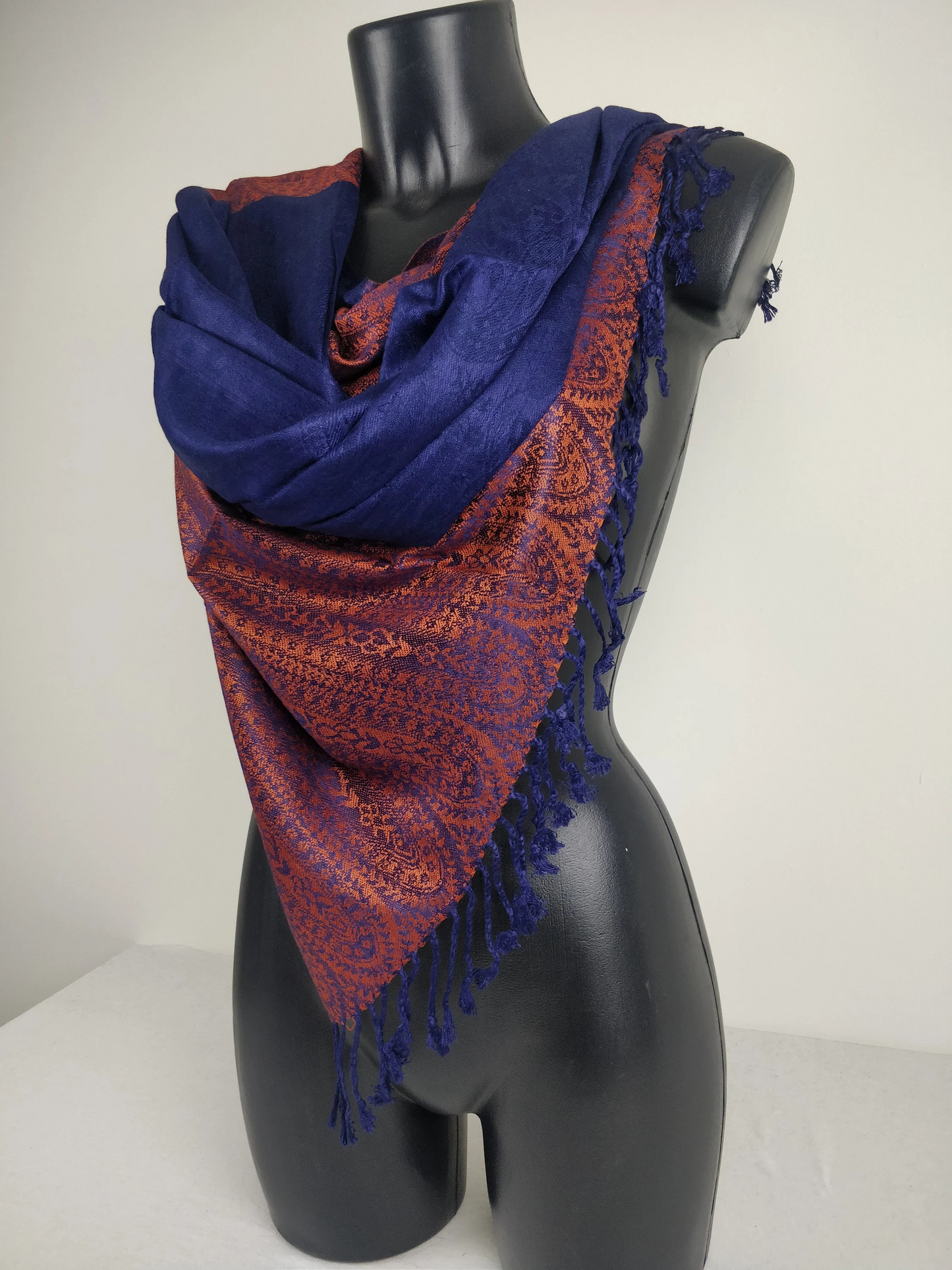 Zweifarbiger Vaisana-Pashmina aus Viskose. Braunes Paisley-Muster.