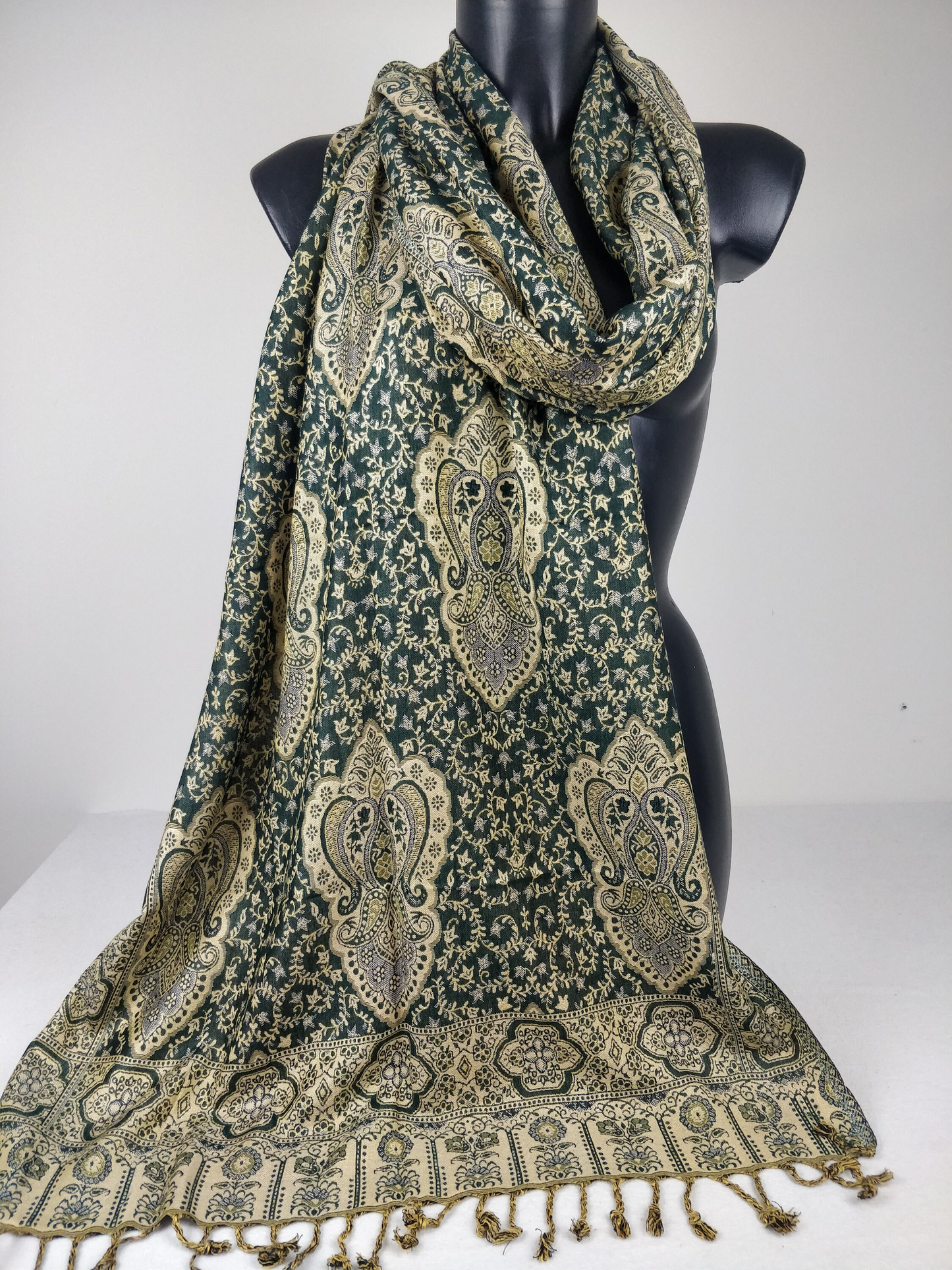 Daksha Wende-Pashmina aus Viskose. Blaues und cremefarbenes Paisley-Muster.