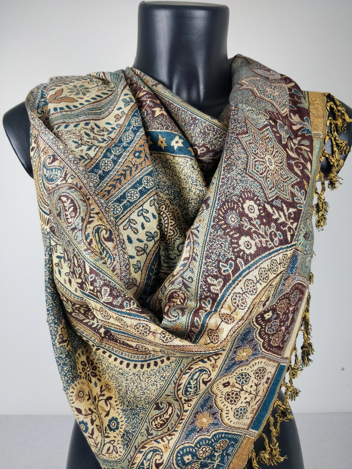 Pashmina vintage Hantra en viscose. Echarpe réversible aux motifs ethnique marron, bleu et crème.