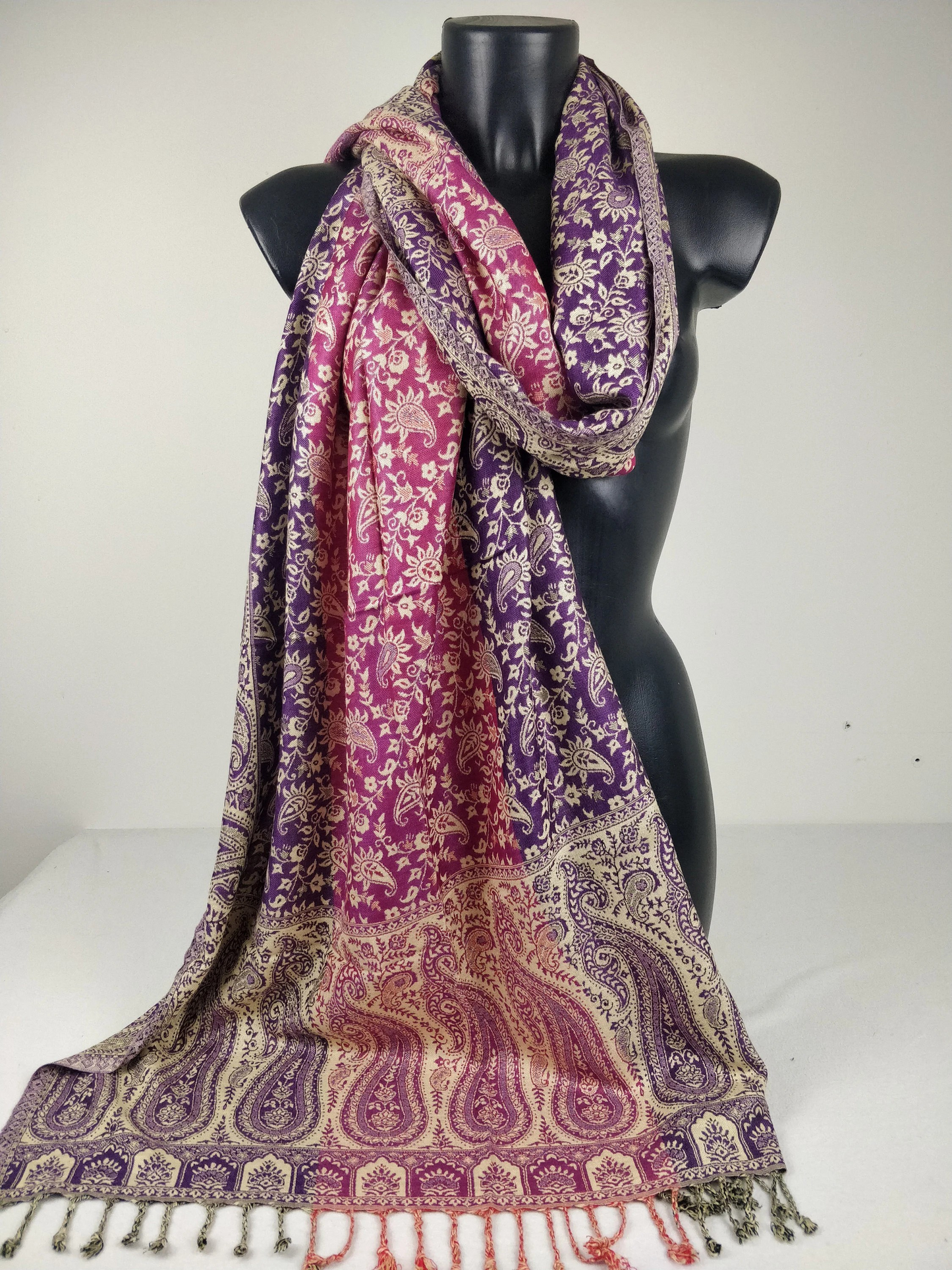 Mehrfarbiger Sankya Wende-Pashmina aus Viskose. Lila und rosa Paisley-Muster.