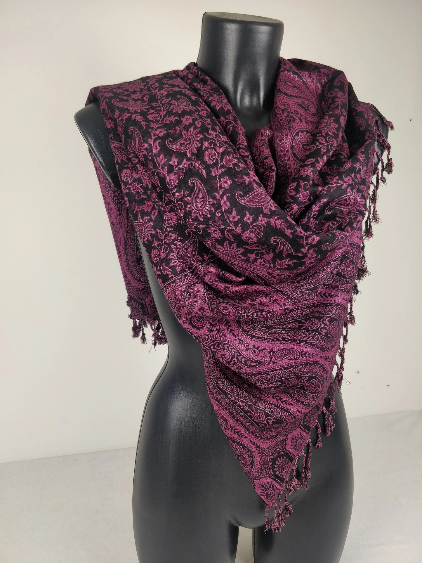 Pashmina réversible Sankya en viscose. Echarpe aux motifs paisley violet et noir.