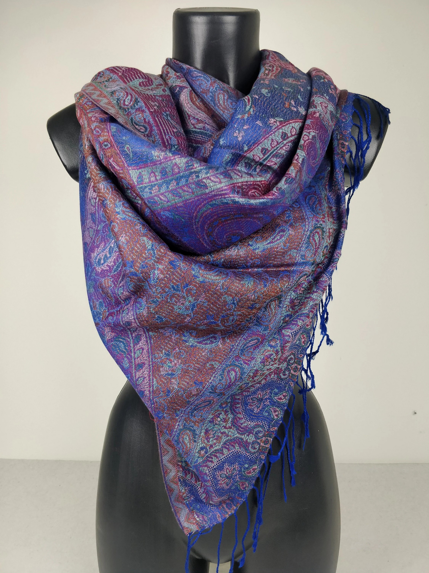 Wende-Mangal-Pashmina aus Modal/Seide. Schal mit blauen Paisleymustern.