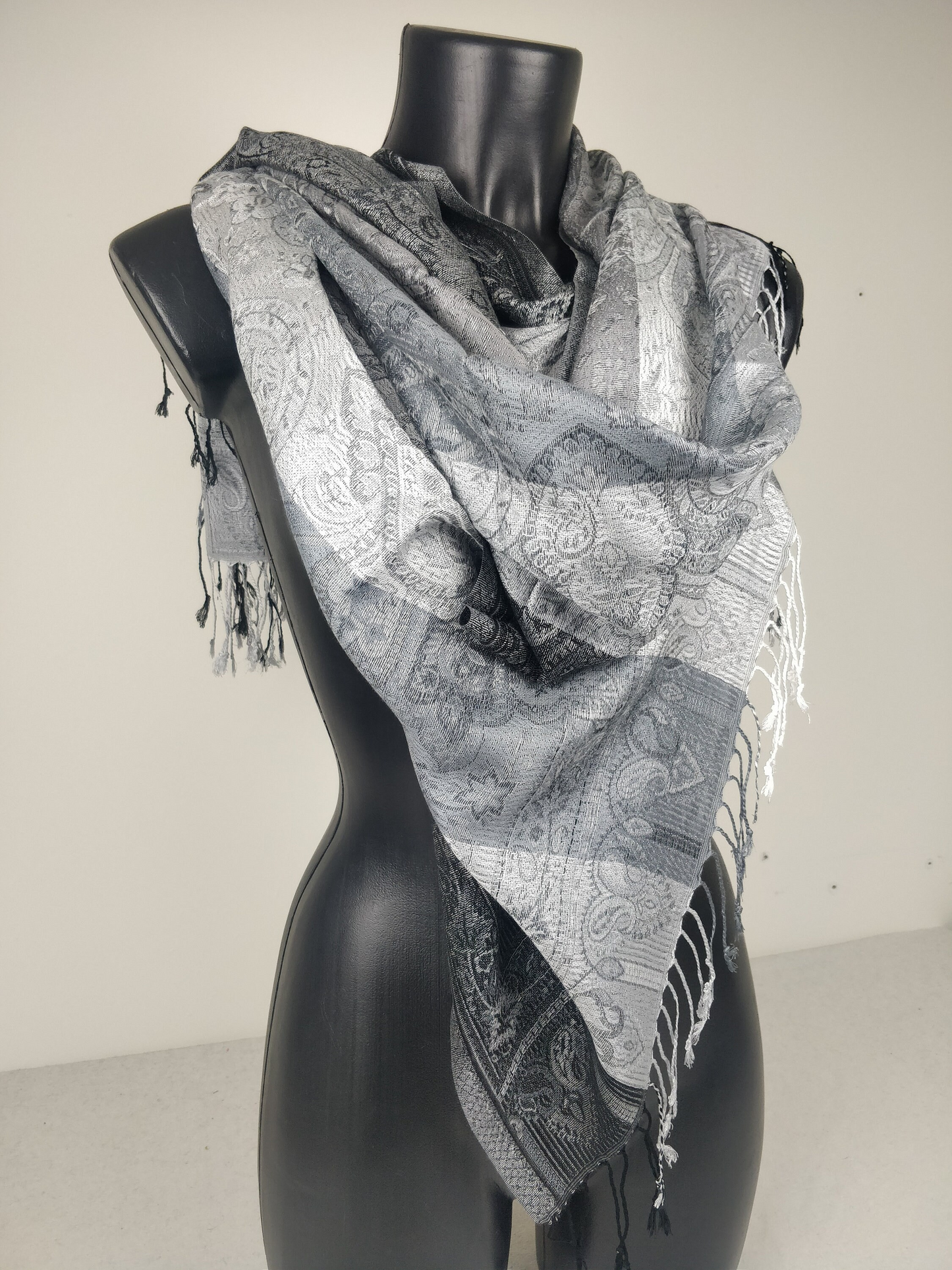 Pashmina Mangal réversible en modal / soie. Echarpe motif paisley noir et gris.