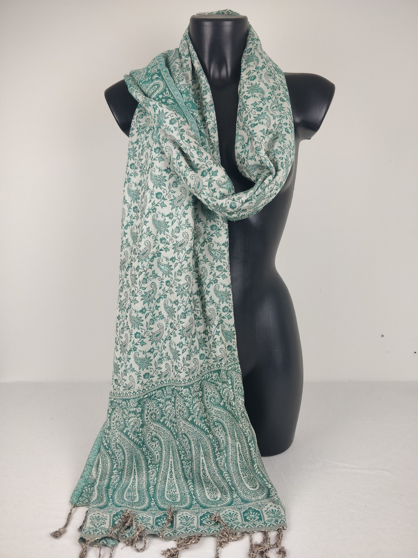 Sankya Wende-Pashmina aus Viskose. Grün-weißer Schal mit Paisley-Muster.