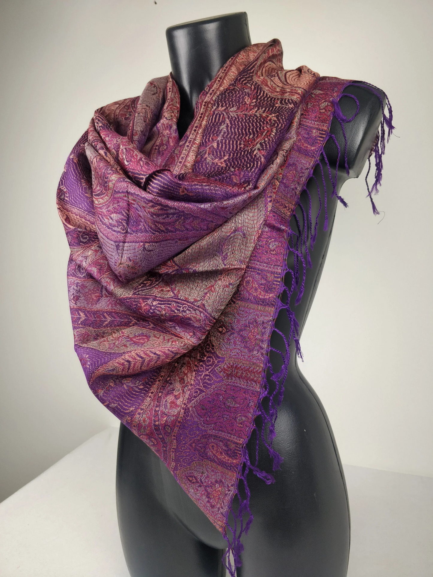 Pashmina Mangal réversible en modal / soie. Echarpe aux motifs paisley violet.