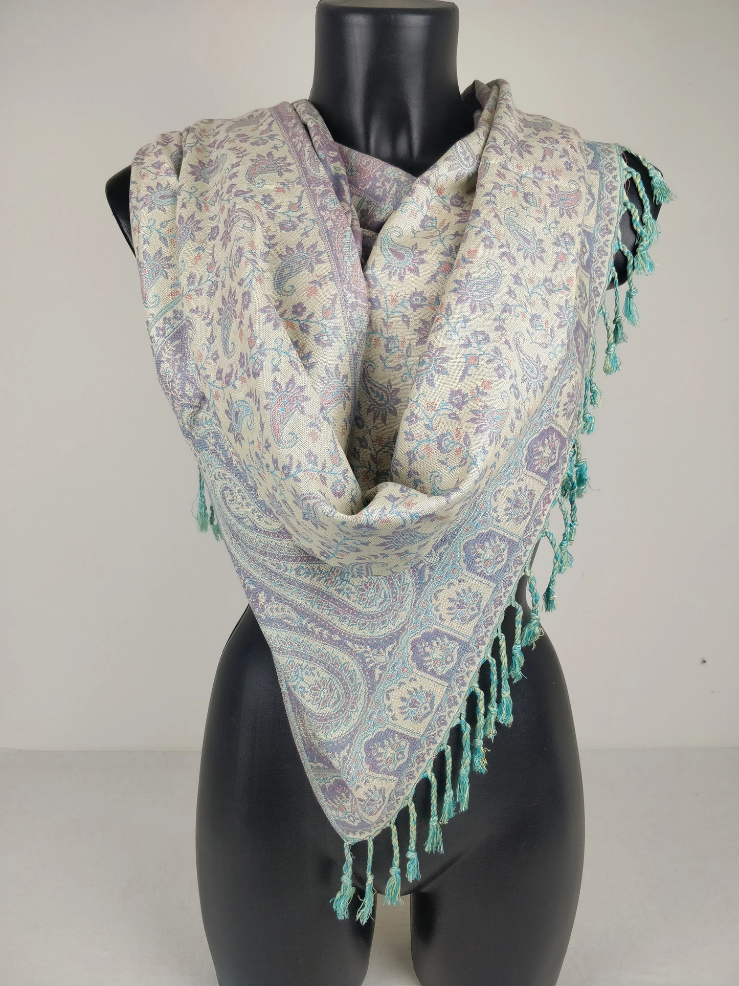 Pashmina réversible Sankya en viscose. Echarpe aux motifs paisley violet et blanc.