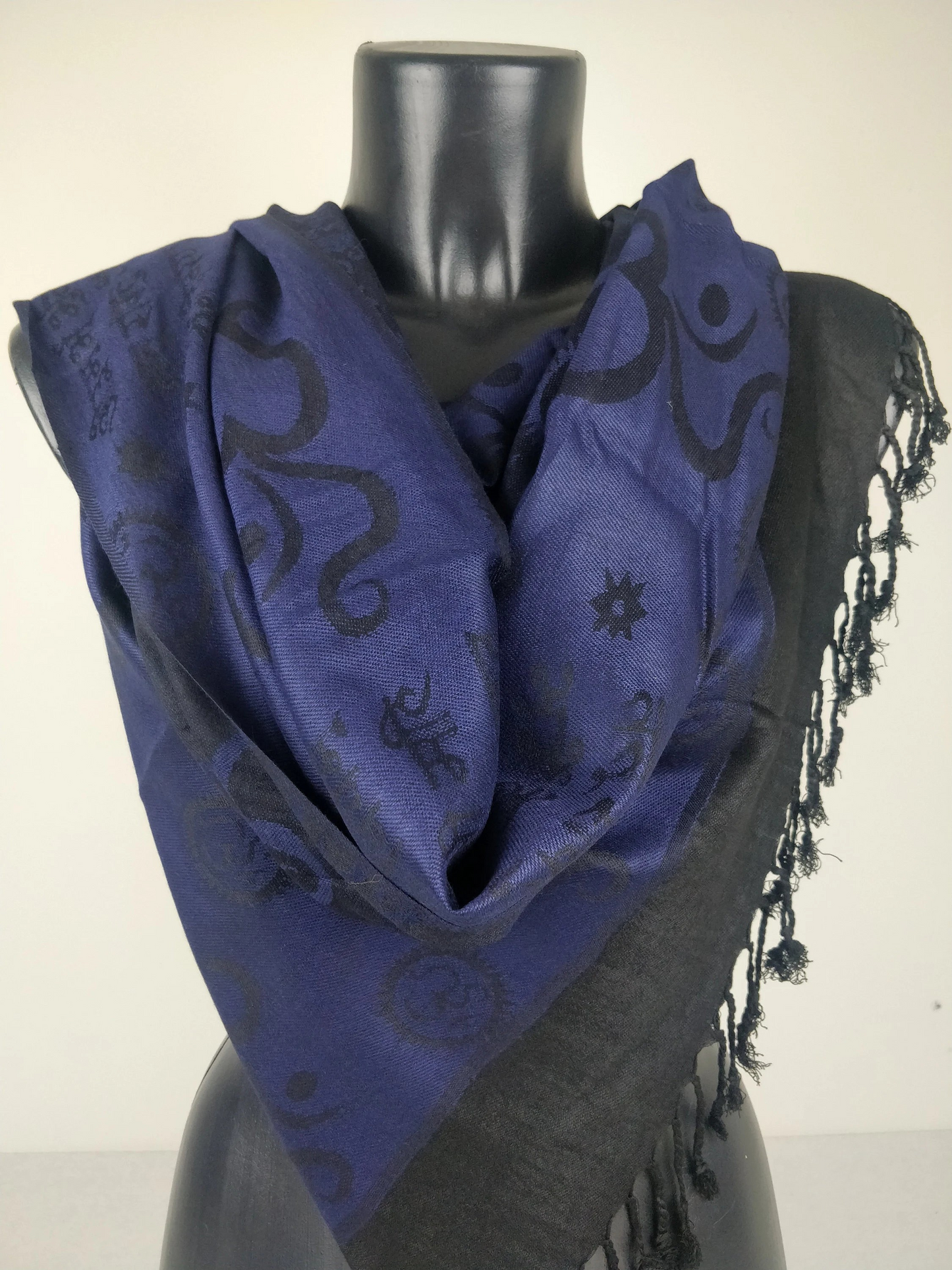 Pashmina Kharma réversible en viscose. Echarpe motifs ohm bleu.