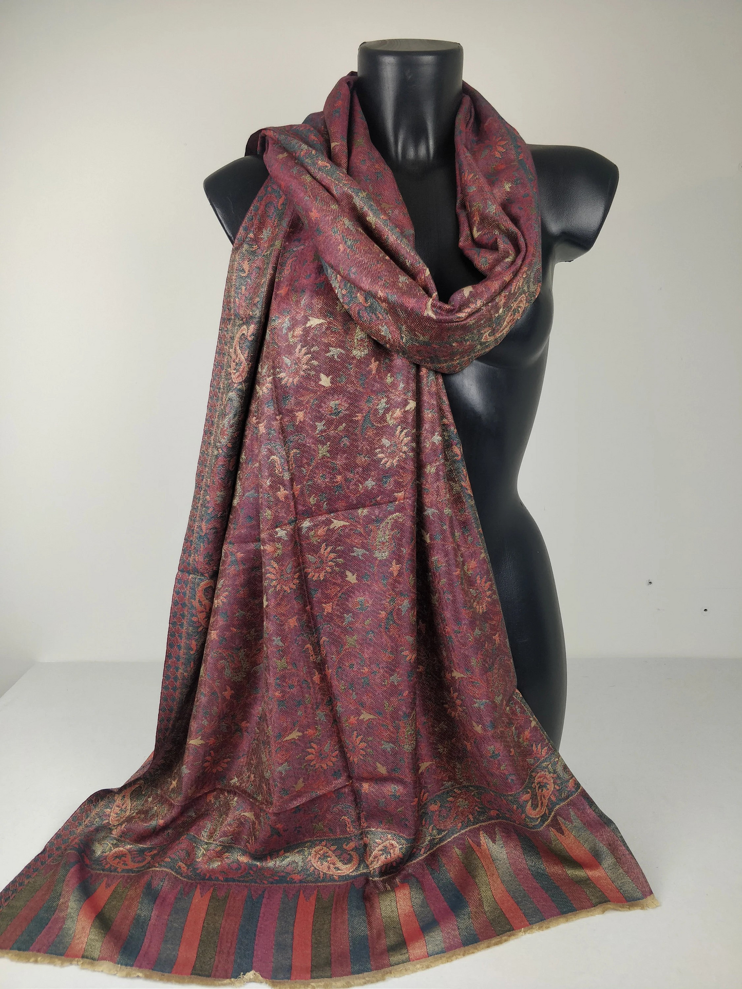 Wende-Pashmina Anjana aus Modal. Braunes Paisley-Muster.