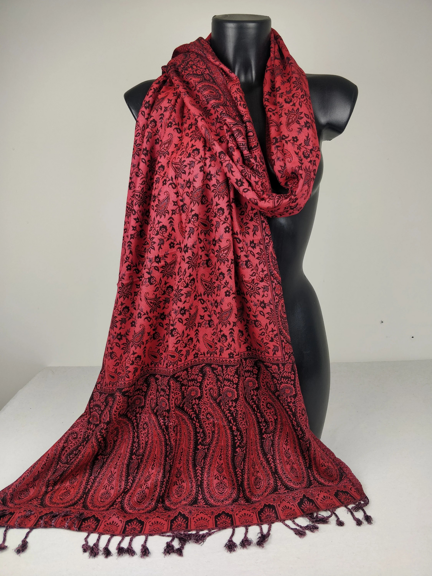 Sankya Wende-Pashmina aus Viskose. Schwarz-rosa Paisley-Muster.