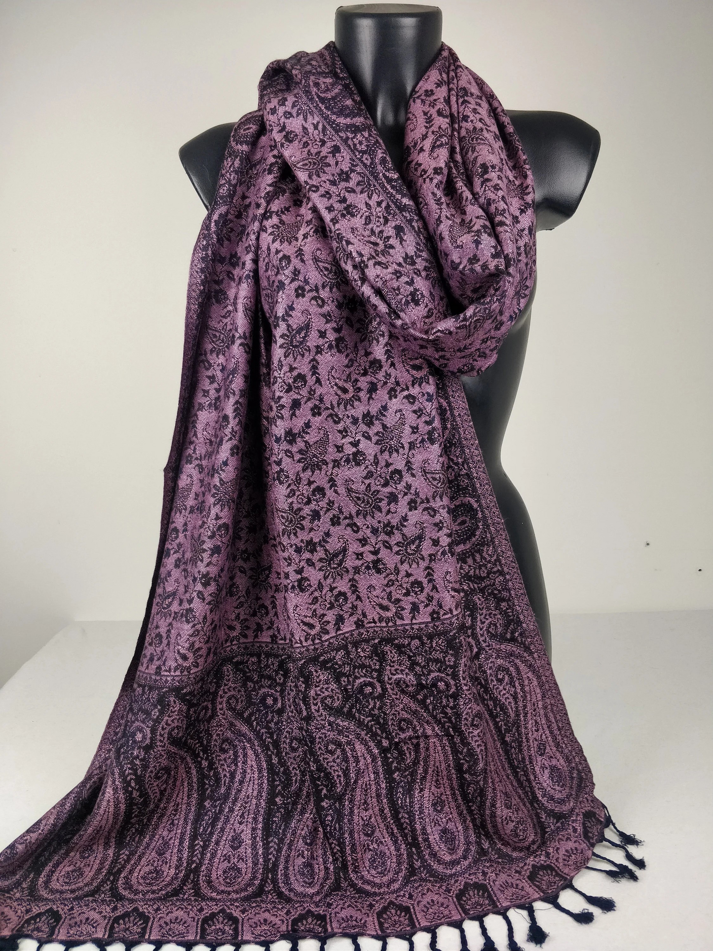 Sankya Wende-Pashmina aus Viskose. Lila und schwarzer Schal mit Paisleymuster.