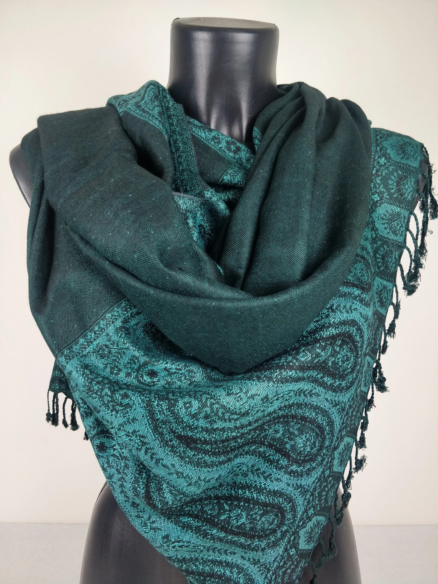 Pashmina Helak réversible en viscose. Echarpe motifs paisley vert.