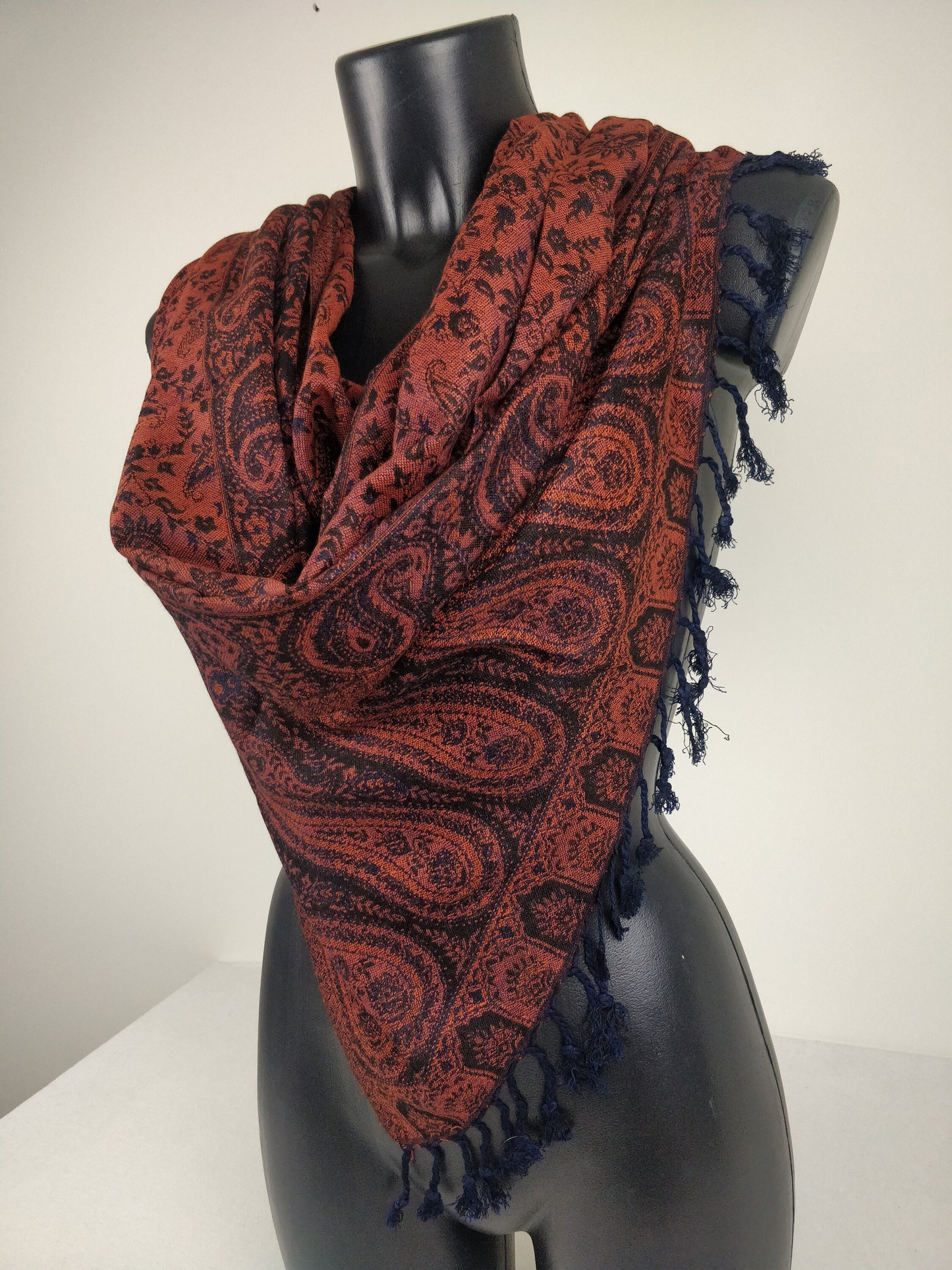 Sankya Wende-Pashmina aus Viskose. Braunes Paisley-Muster.