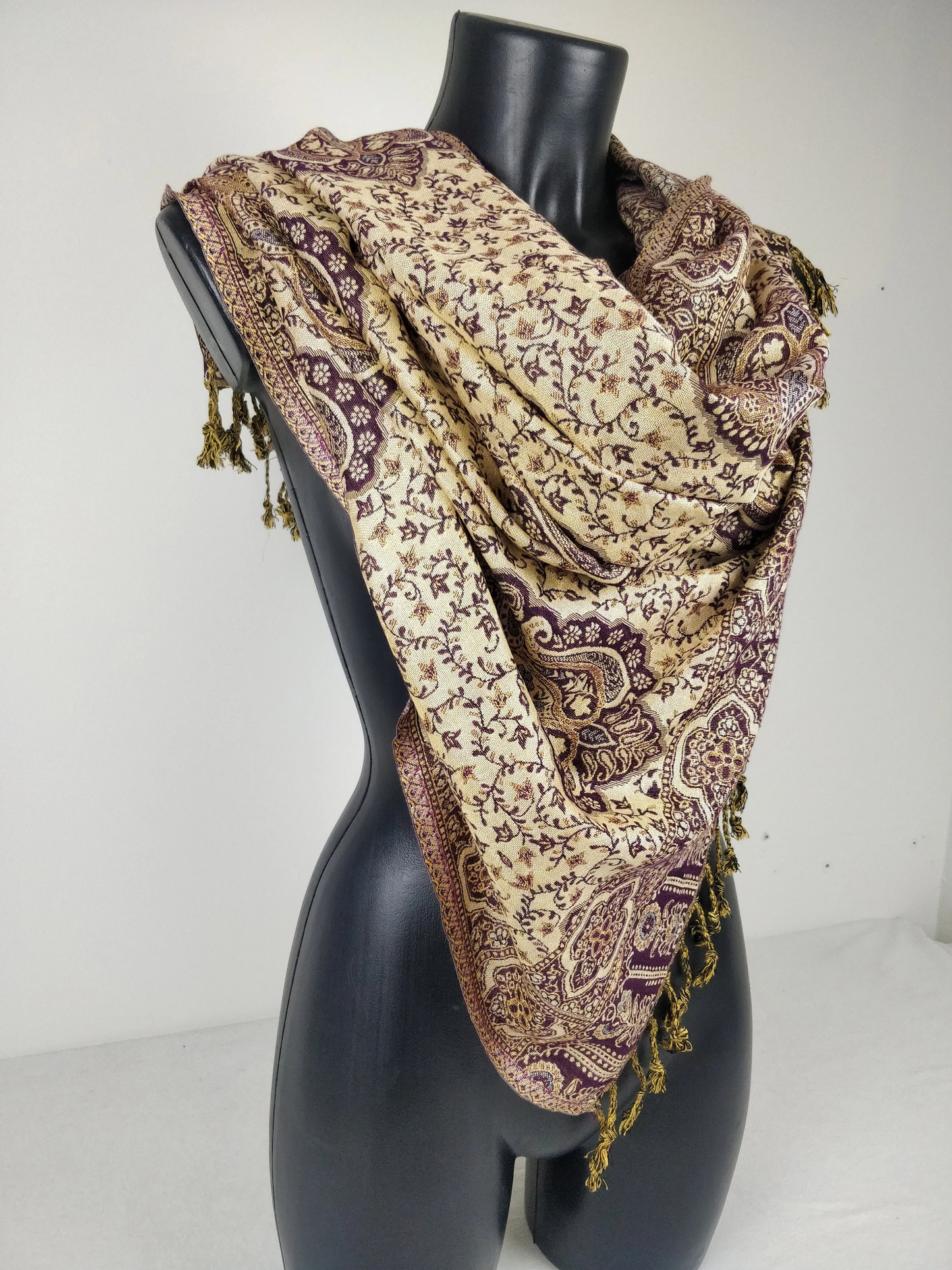 Daksha Wende-Pashmina aus Viskose. Blaues und cremefarbenes Paisley-Muster.