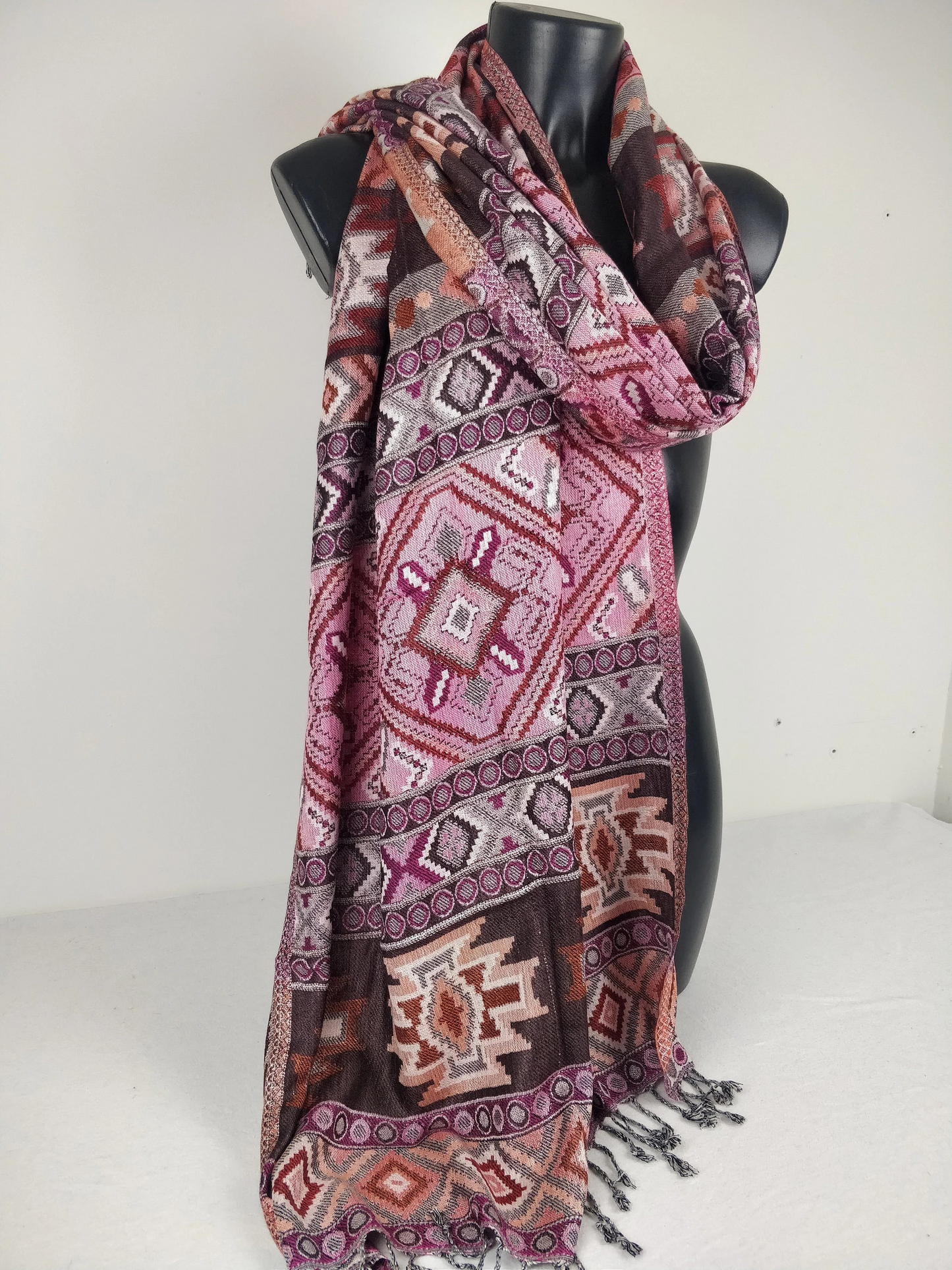 Pashmina Jyoti en viscose multicolore et réversible. Echarpe motif inca, tons rose.