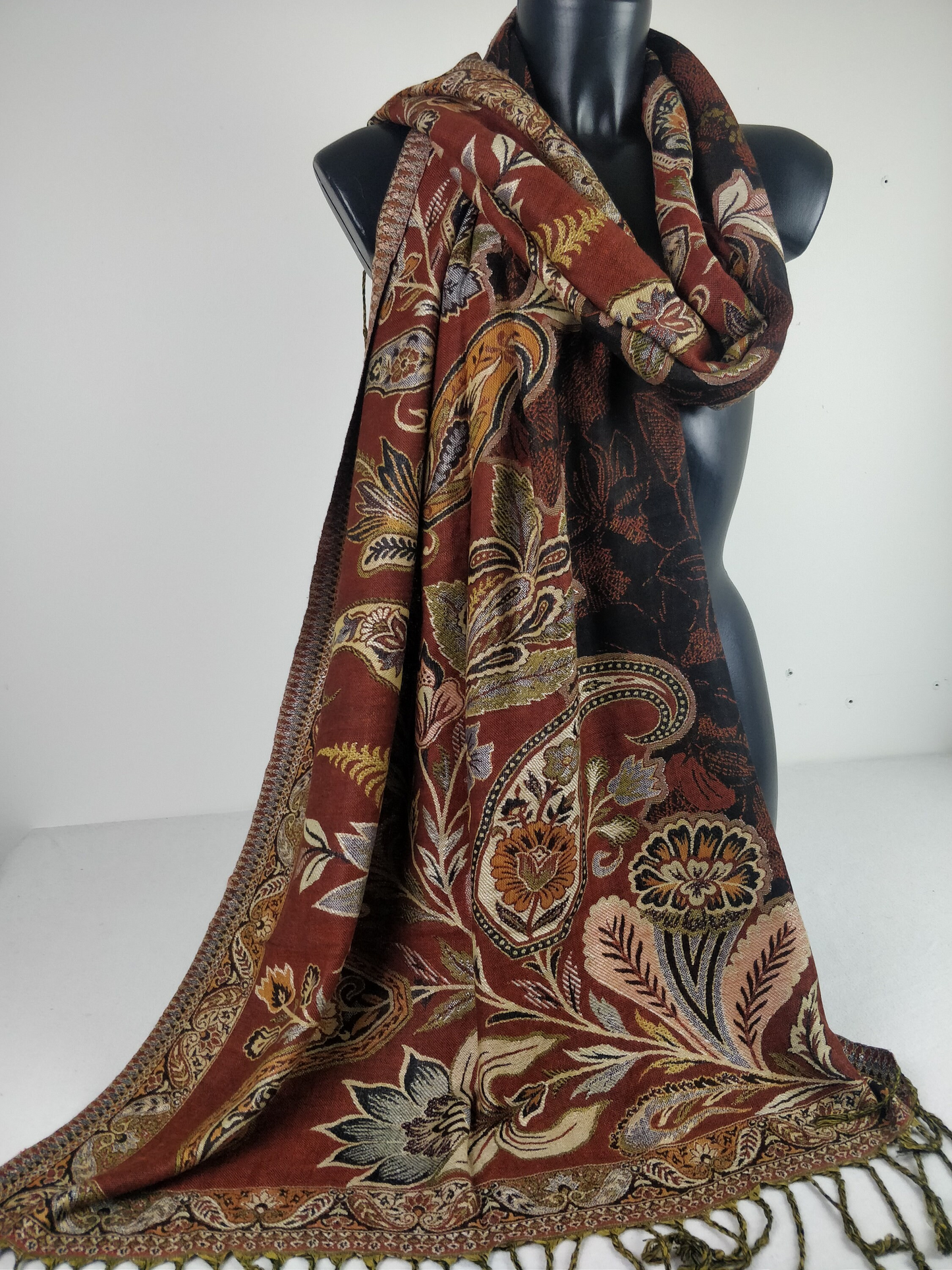 Vintage Hantra Pashmina aus Viskose. Wendeschal mit braunen und schwarzen Blumenmustern.