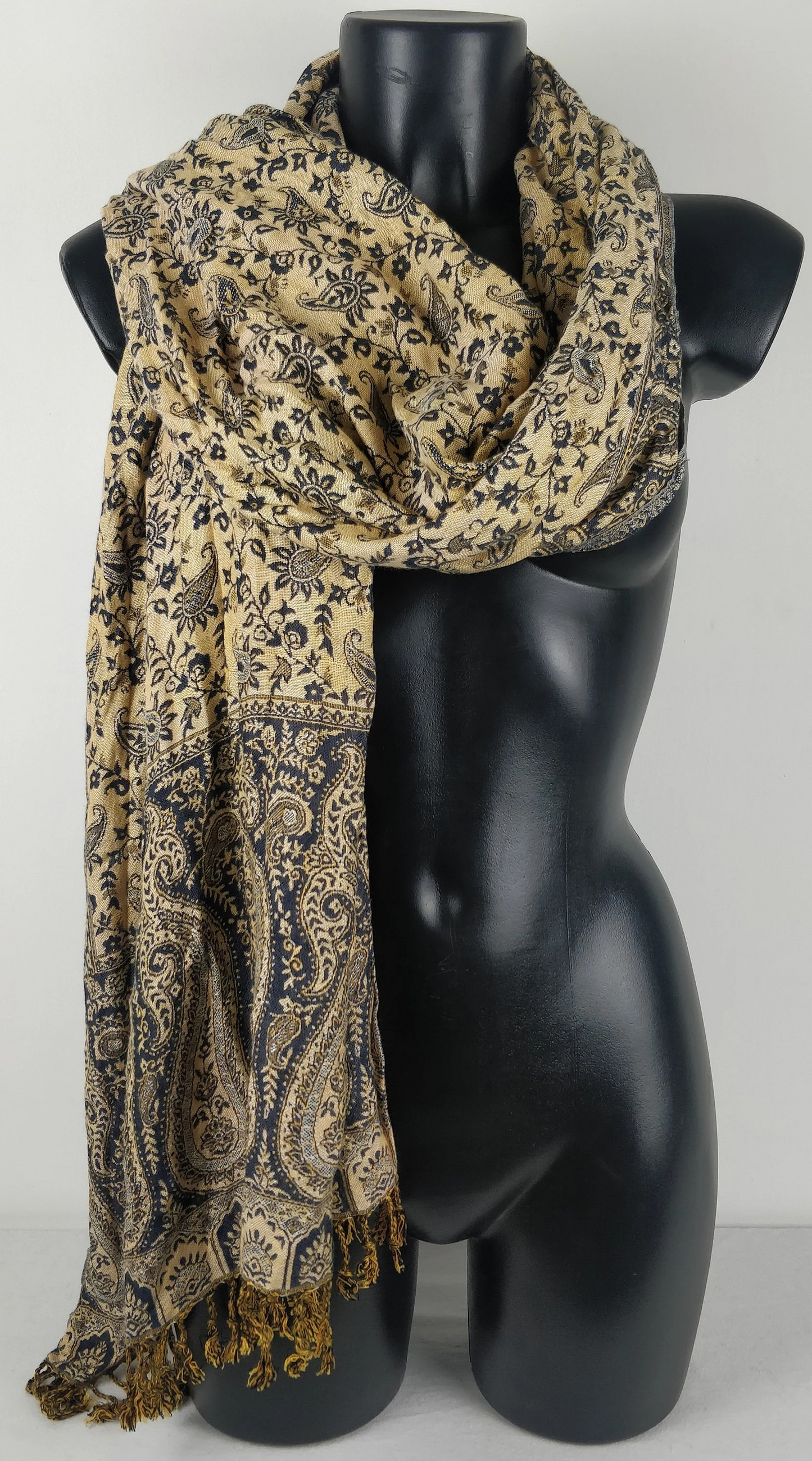 Pashmina réversible Sankya en viscose. Echarpe motif paisley bleu nuit.