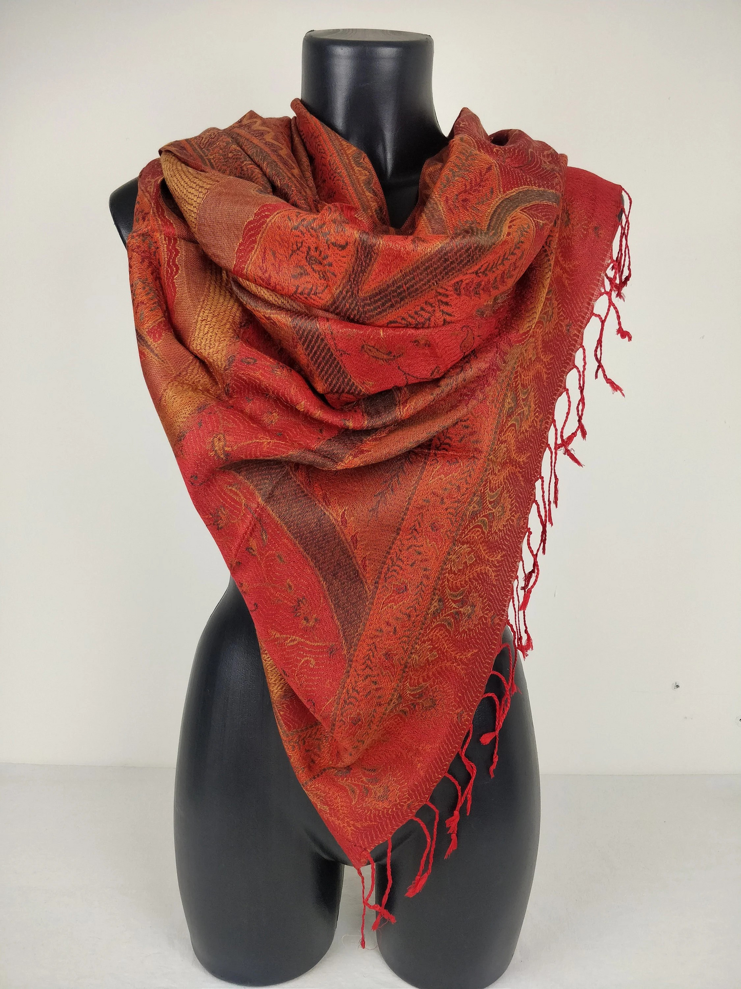 Pashmina Mangal réversible en modal / soie. Echarpe aux motifs paisley rouge.