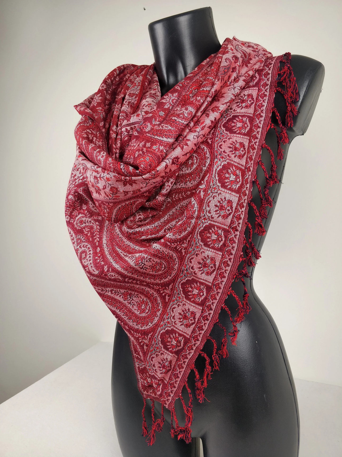 Écharpe pashmina réversible en viscose, ornée de motifs paisley rouges et blancs.