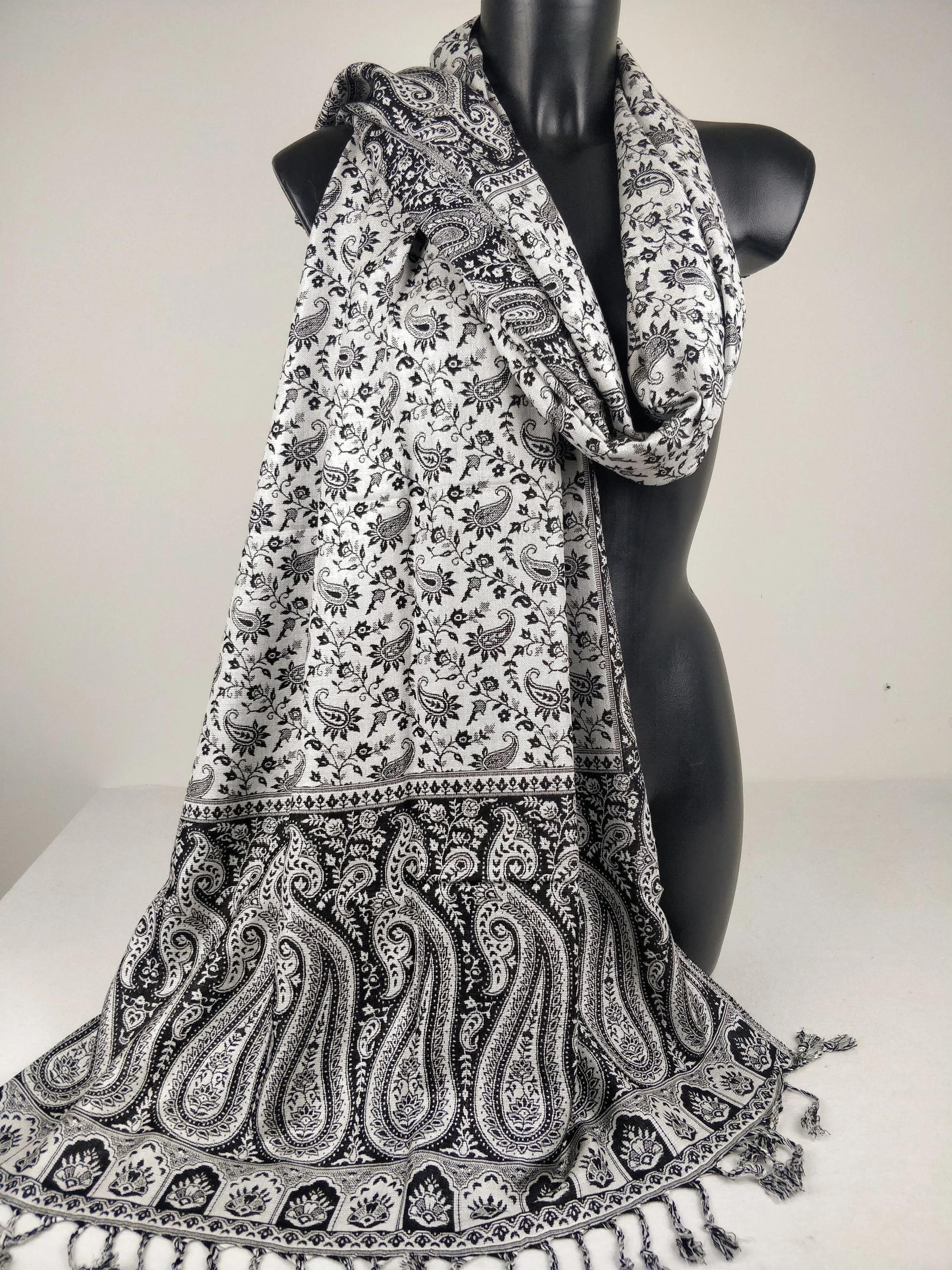 Acessoire de mode : écharpe à motifs détaillés et franges noir  et blanc.