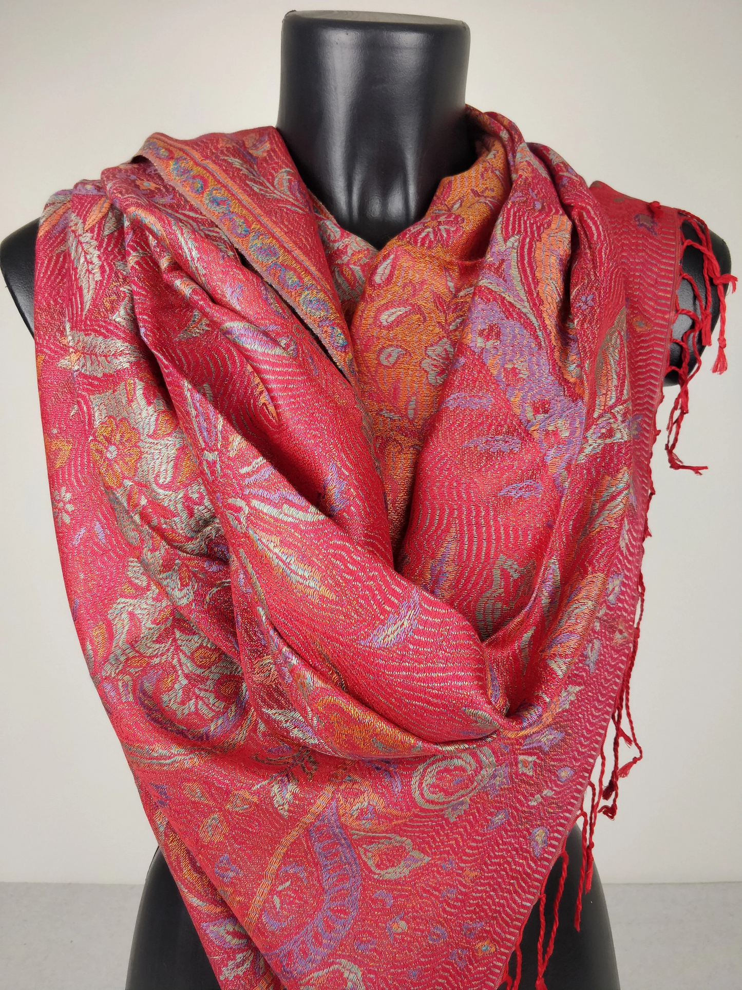 Pashmina Mangal réversible en modal / soie. Echarpe motif fleuri rouge.