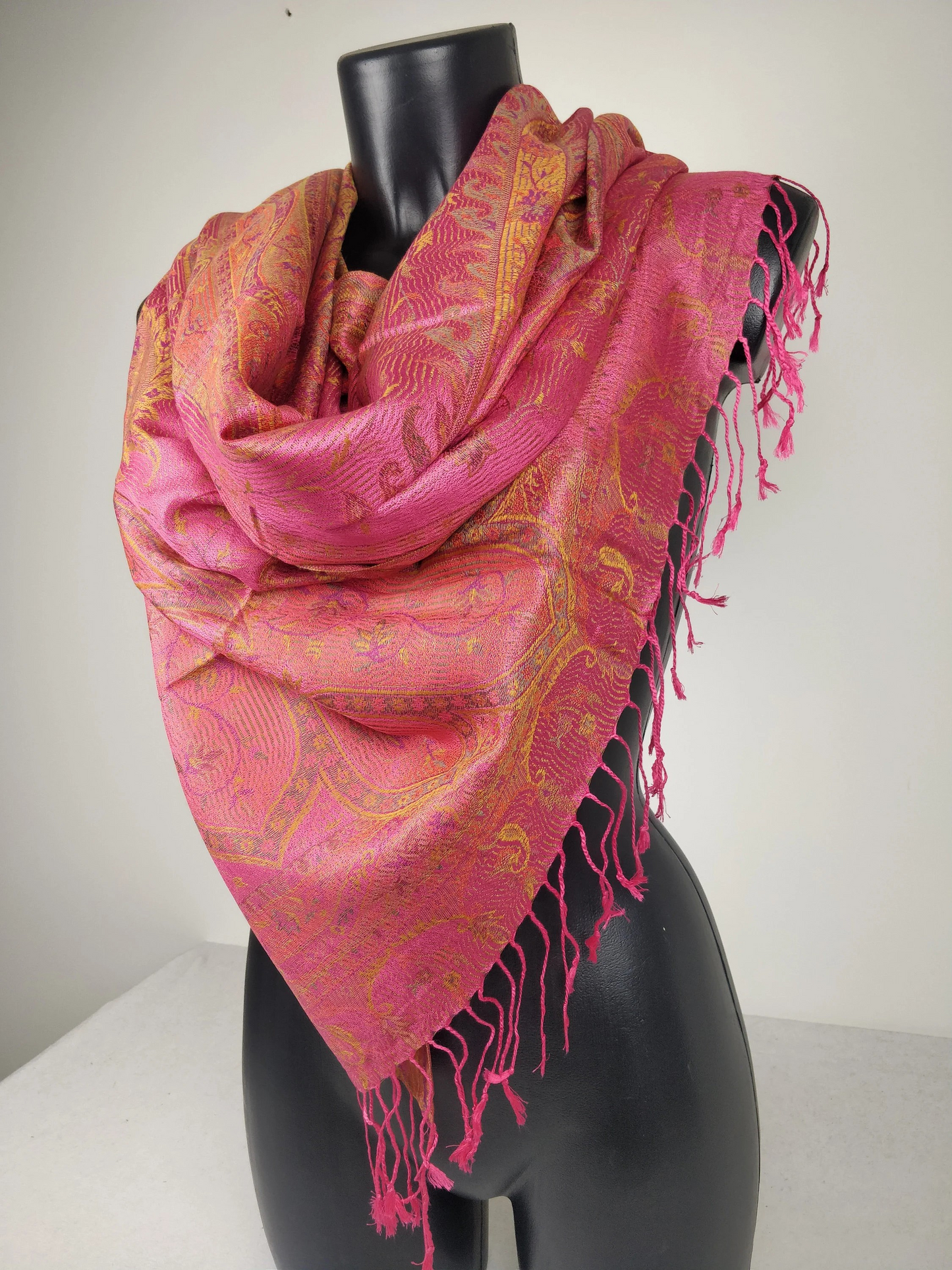 Pashmina Mangal réversible en modal / soie. Echarpe motif paisley rose et jaune.