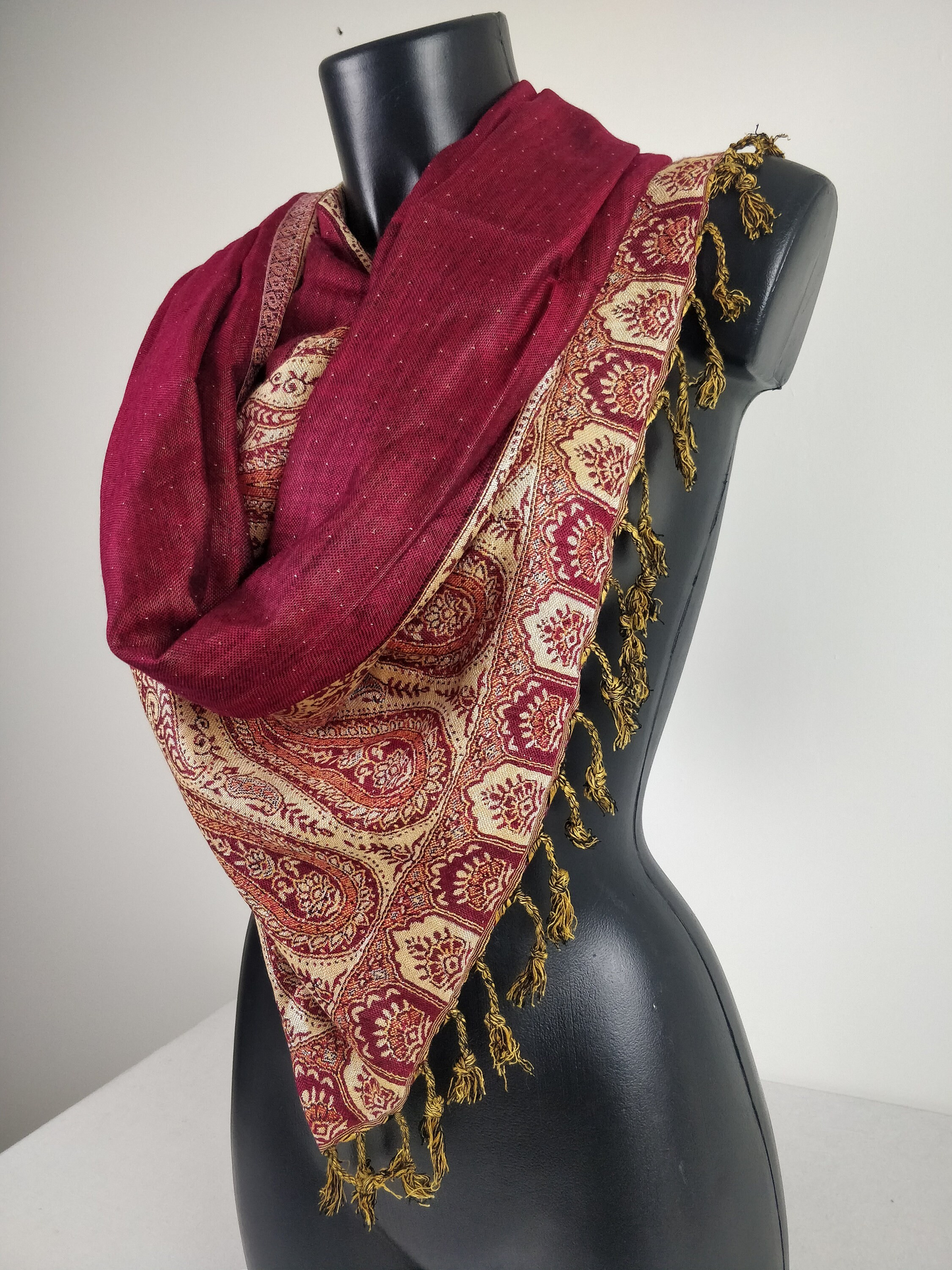 Wende-Pashmina von Helak aus Viskose. Fuchsia- und cremefarbene Paisley-Muster.