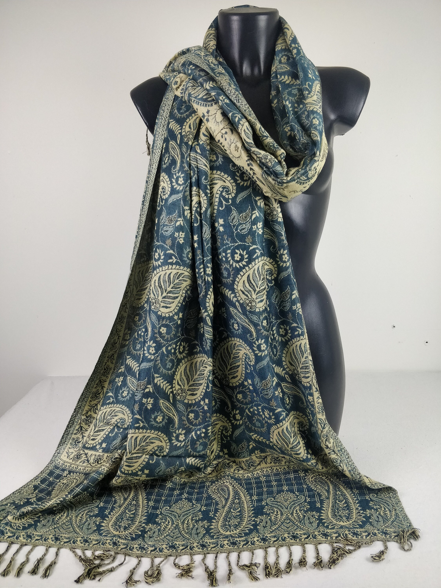 Pashmina Asoha réversible en viscose. Echarpe aux motifs paisley bleu et crème.