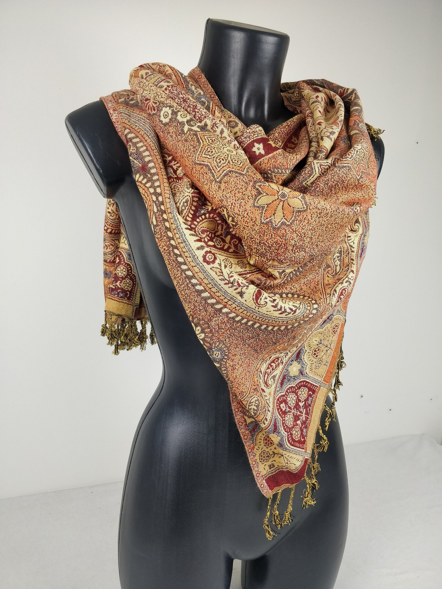 Pashmina vintage Hantra en viscose. Echarpe réversible aux motifs ethnique rouge et crème.