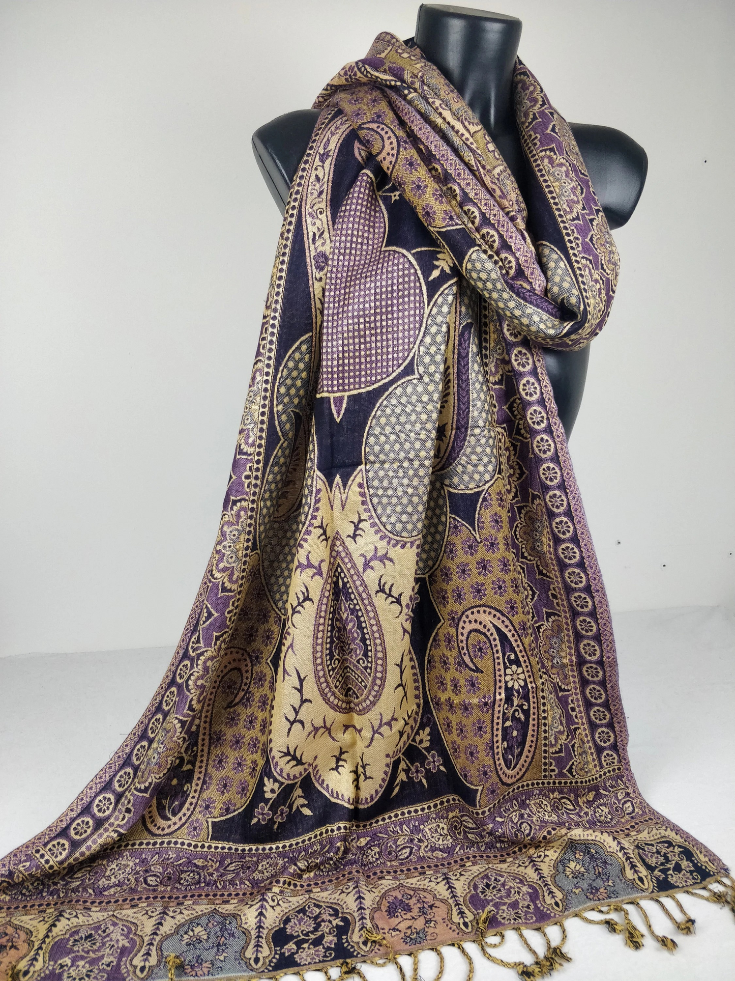 Pashmina vintage Hantra en viscose. Echarpe réversible aux motifs paisley violet.