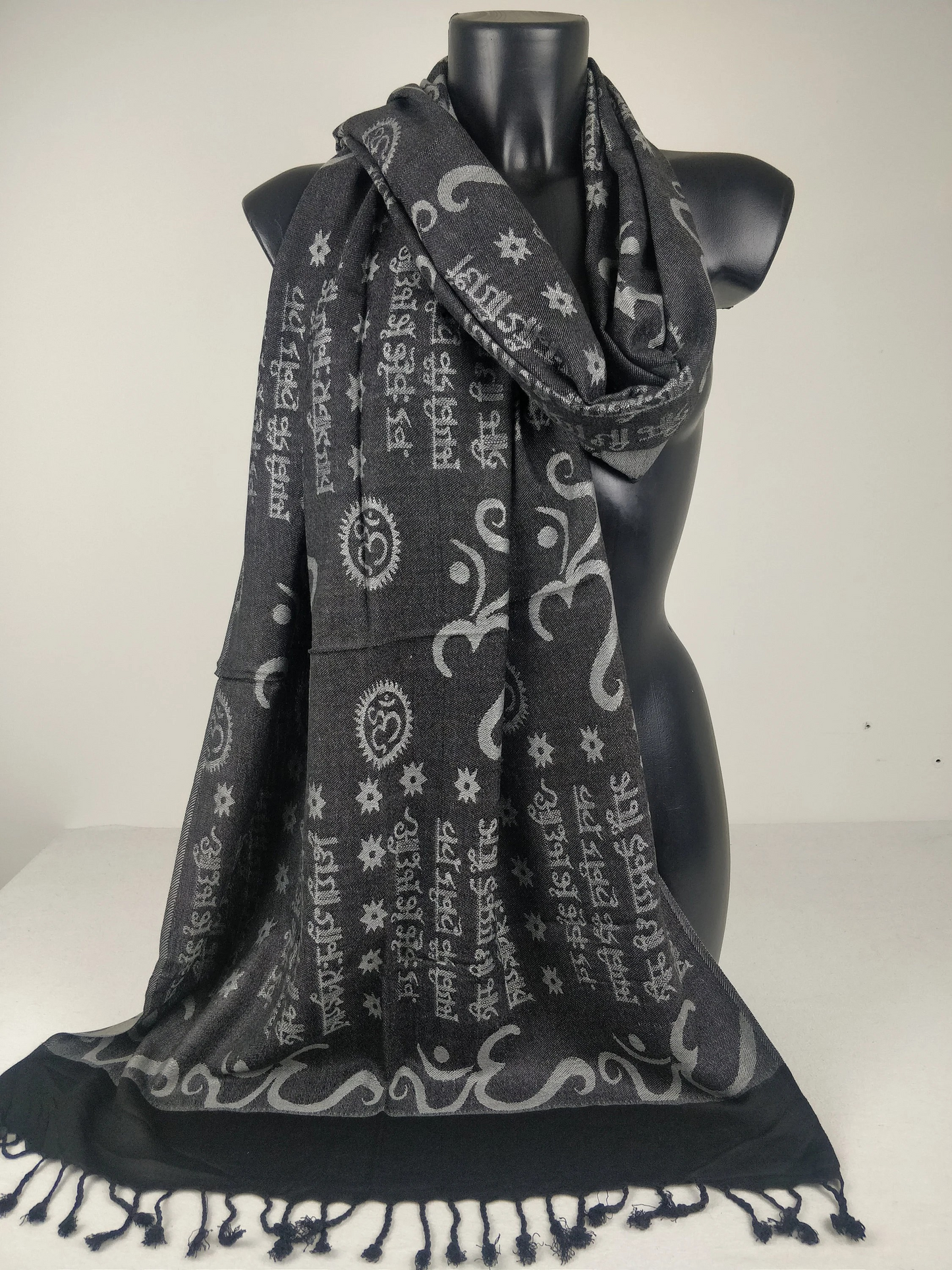 Pashmina Kharma réversible en viscose. Echarpe motifs ohm gris.