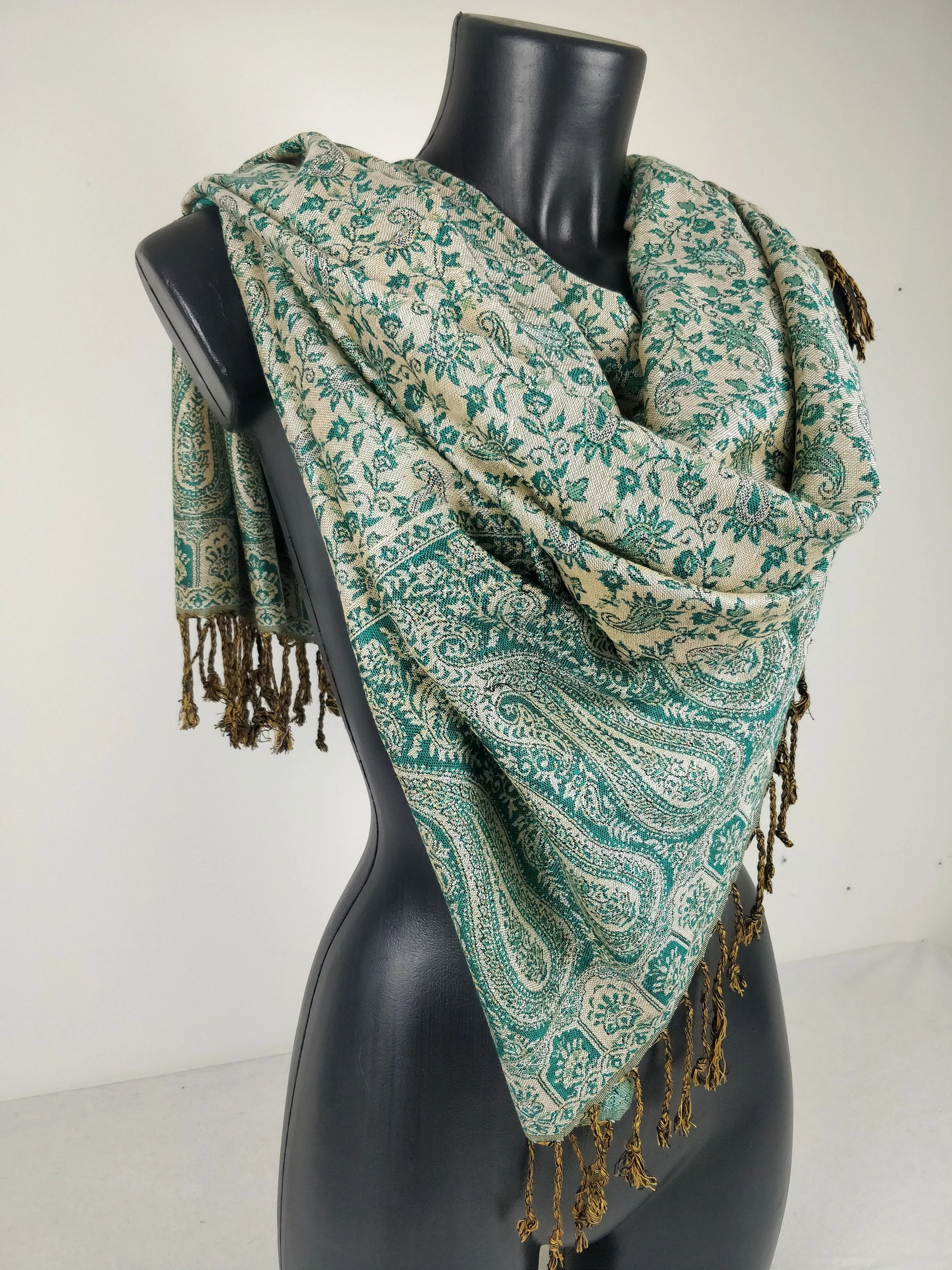 Pashmina réversible en viscose avec motifs paisley vert et blanc, parfait pour toutes les occasions