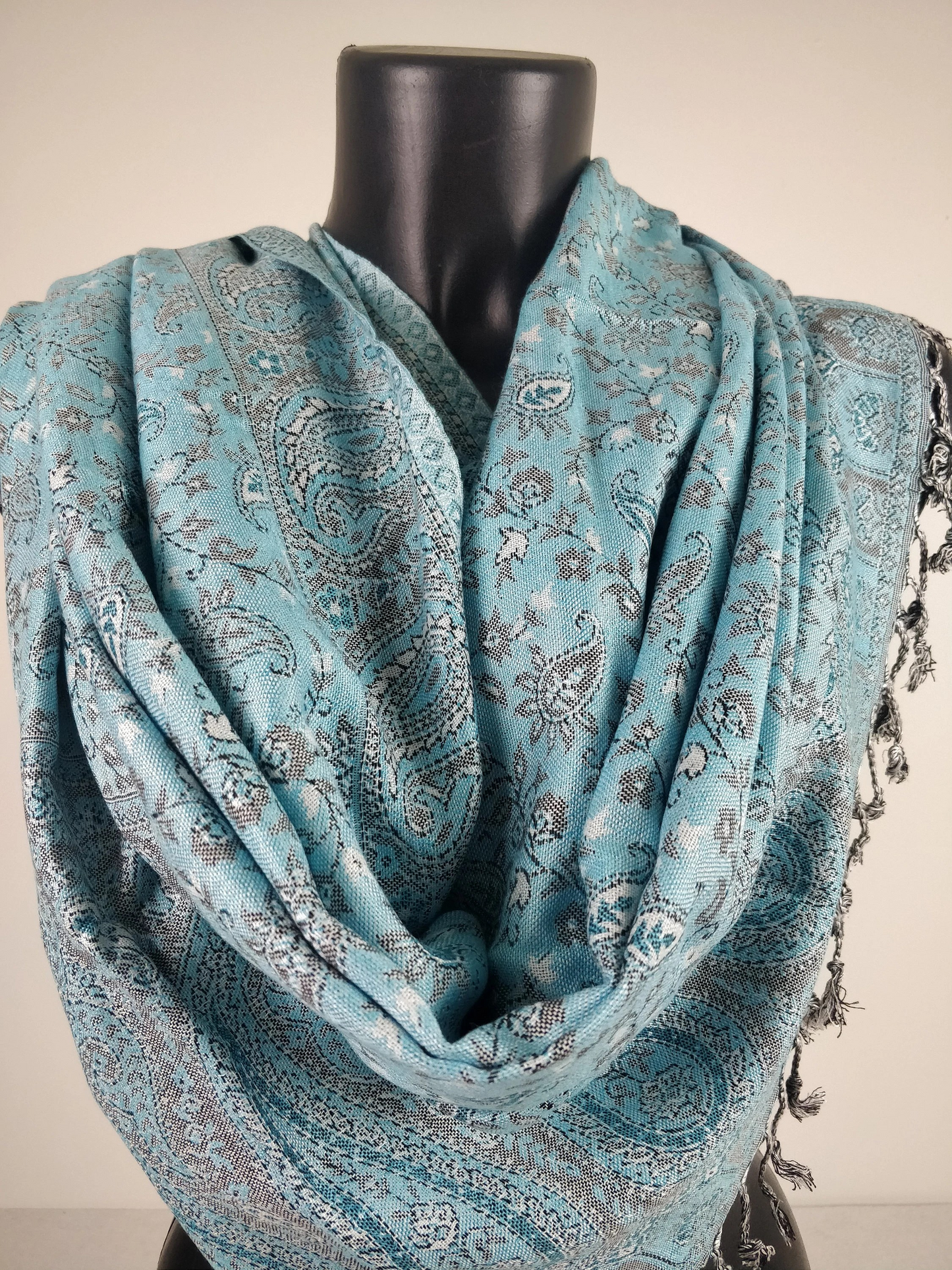 Pashmina Kheril réversible en viscose. Echarpe motifs paisley bleu.