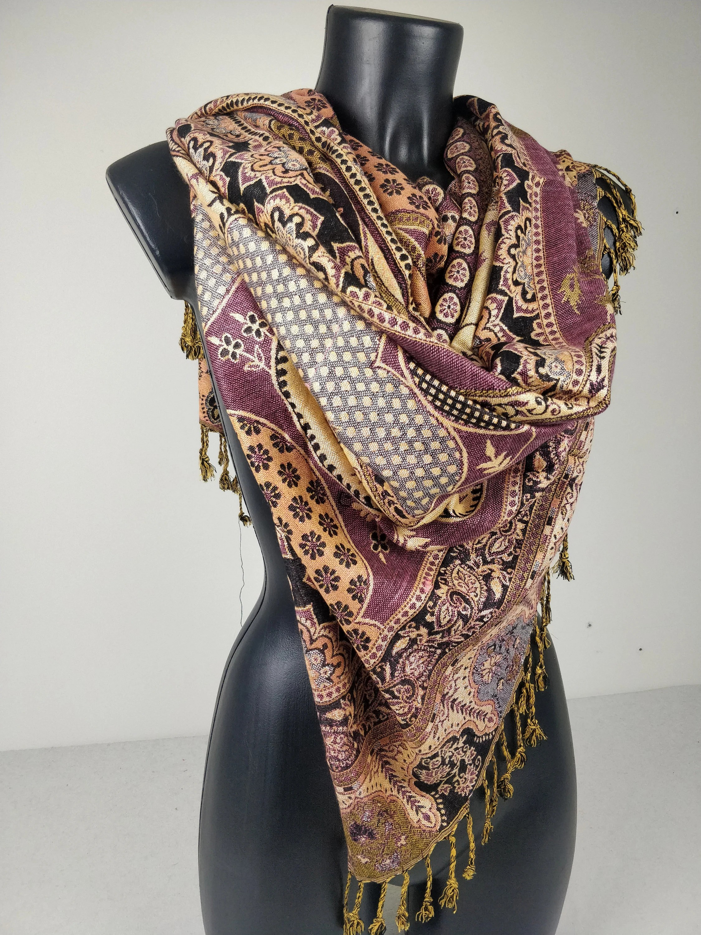 Pashmina vintage Hantra en viscose. Echarpe réversible aux motifs ethnique noir, violet et crème (Copie)