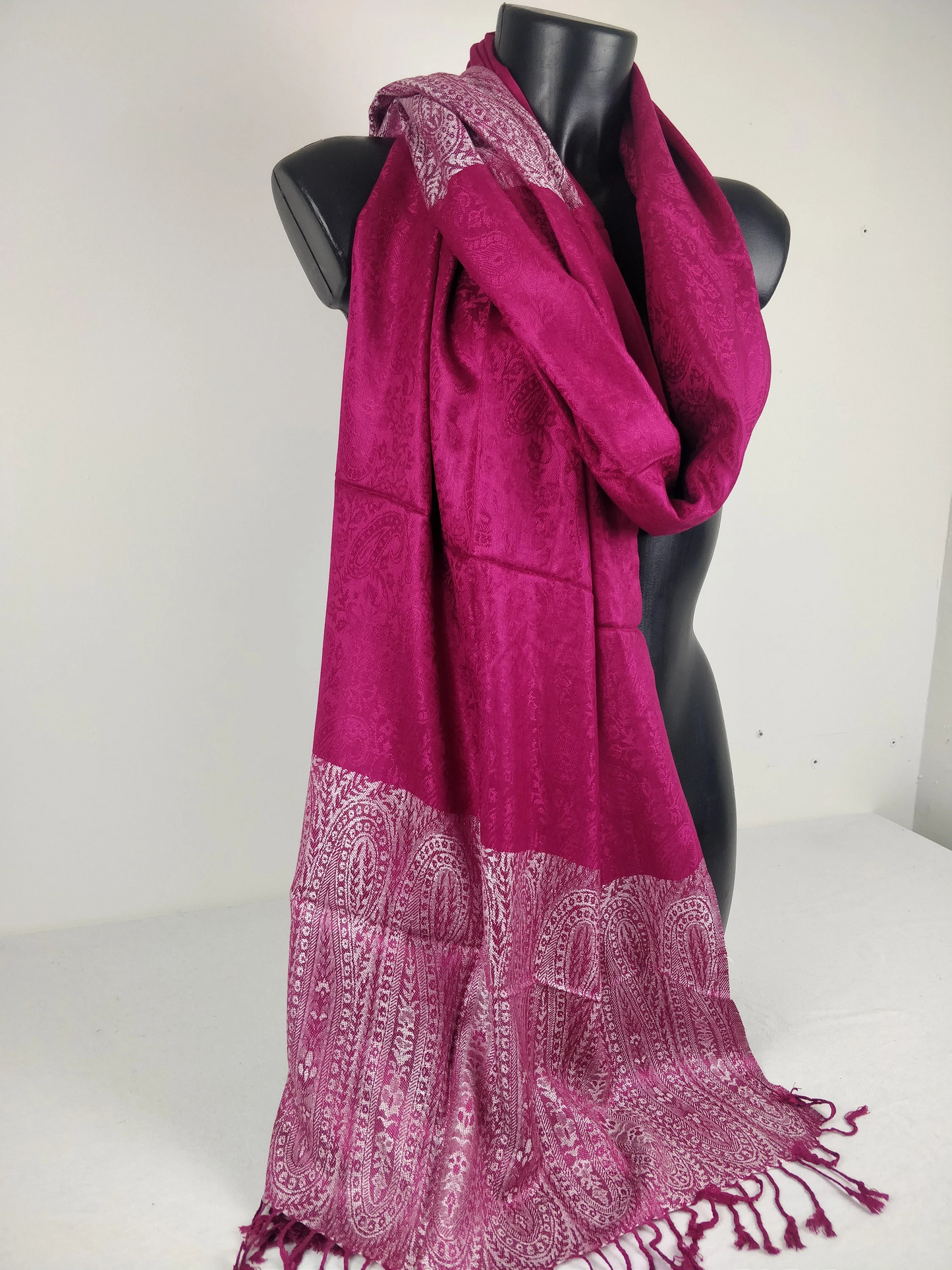 Pashmina Vaisana fuchsia en viscose. Echarpe bicolore avec motifs paisley.