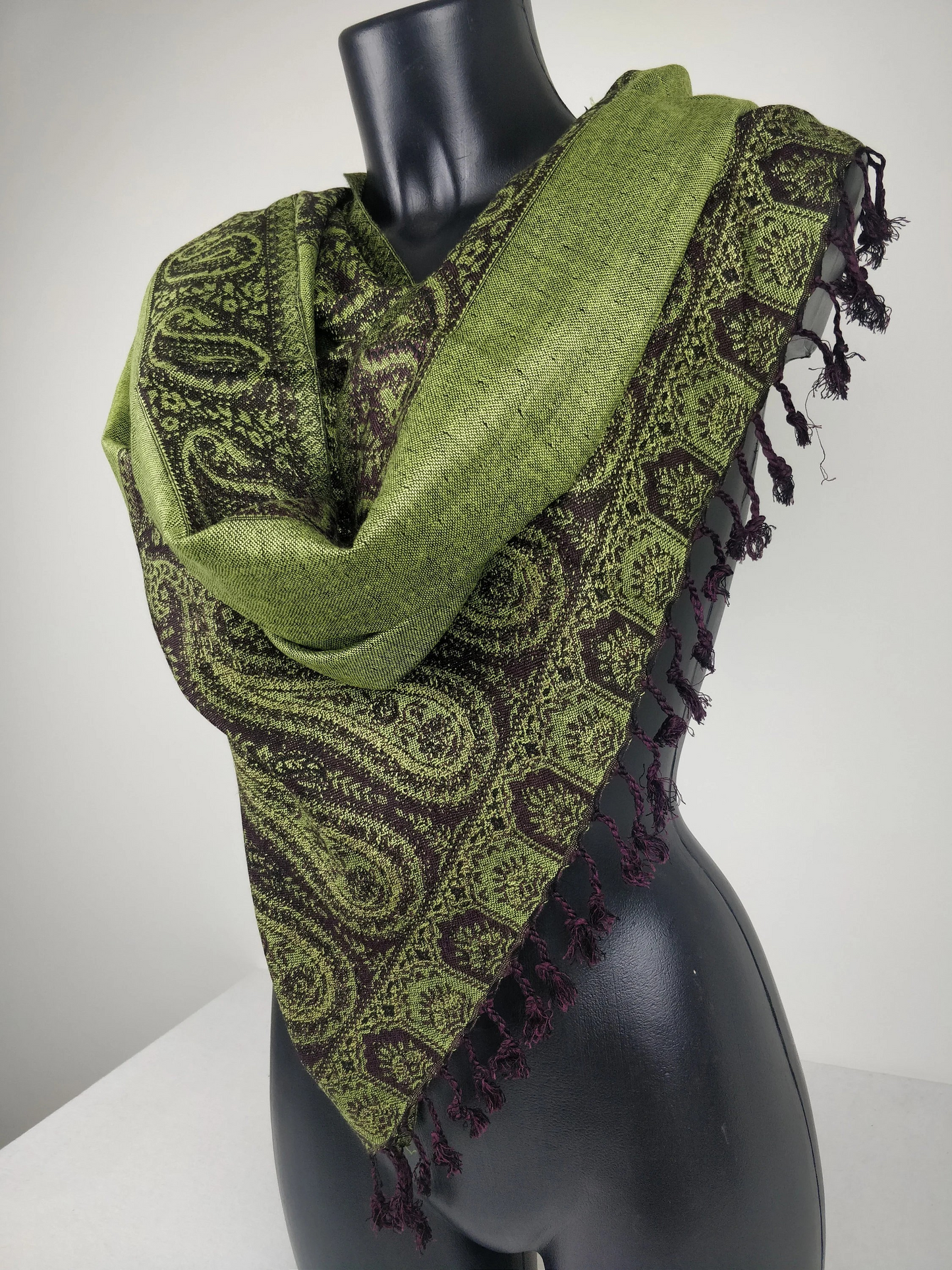 Pashmina Helak réversible en viscose. Echarpe motifs paisley marron et vert.