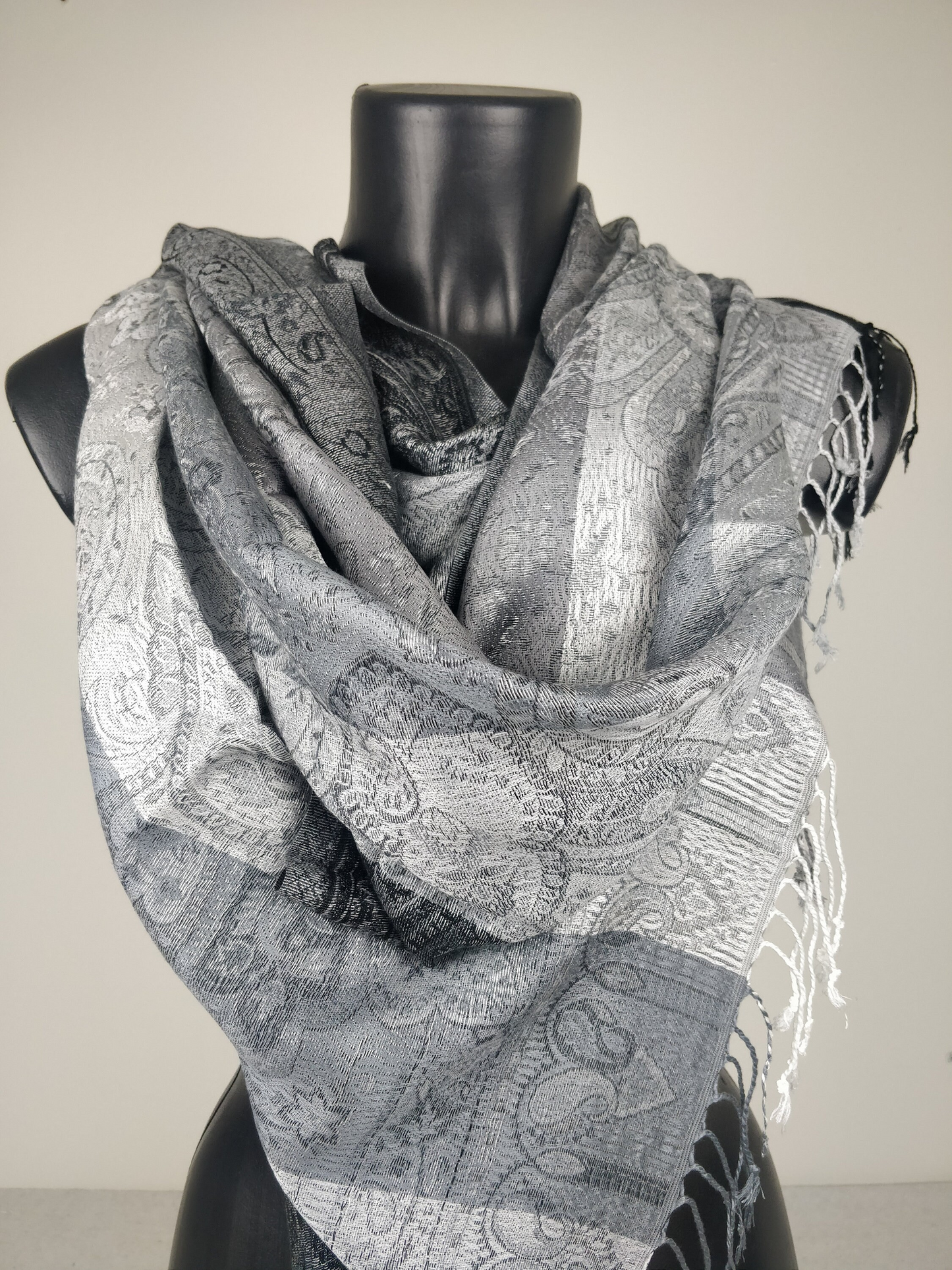 Pashmina Mangal réversible en modal / soie. Echarpe motif paisley noir et gris.