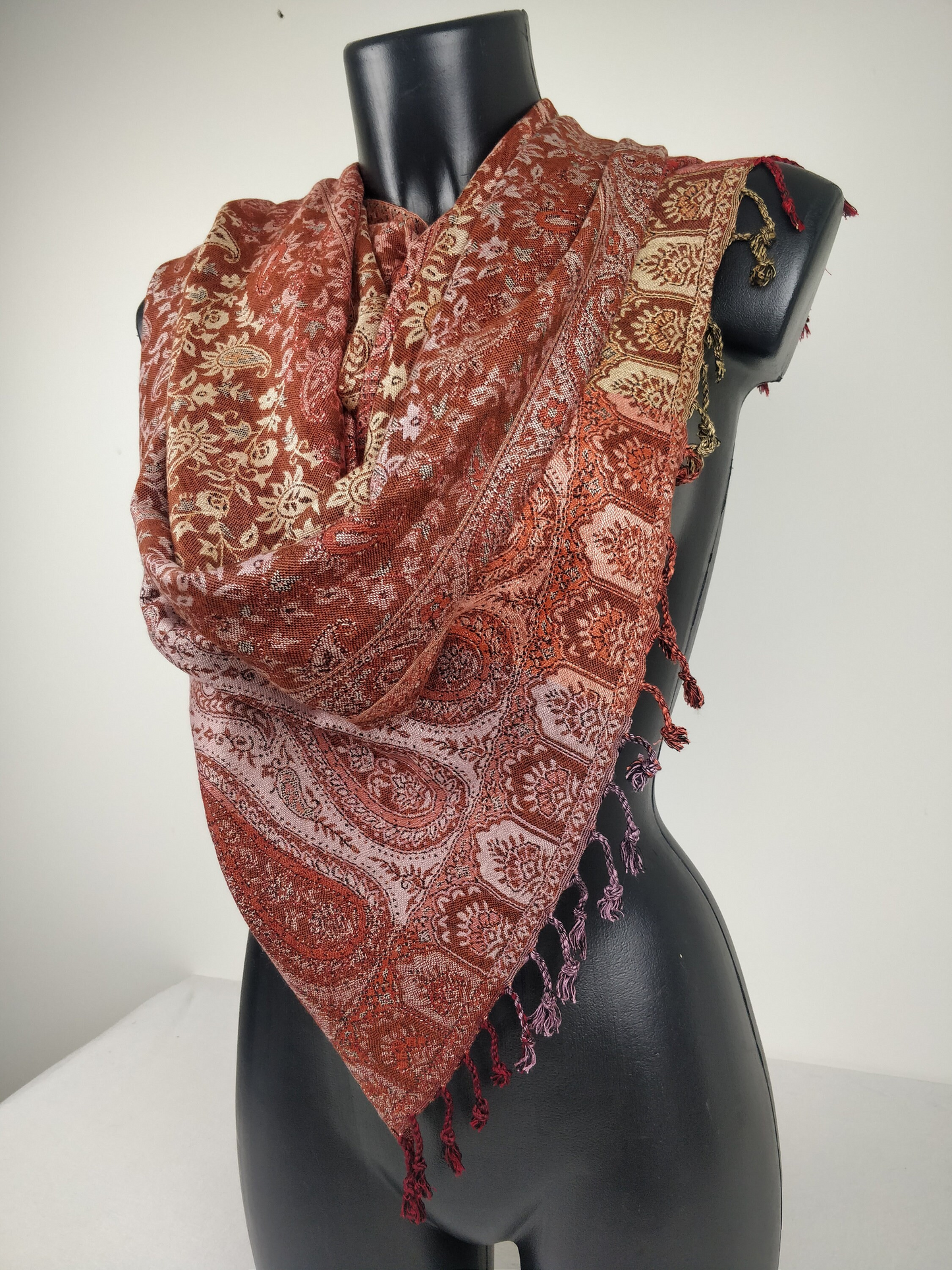 Pashmina réversible Sankya en viscose. Echarpe motif paisley multicolore tons marron.