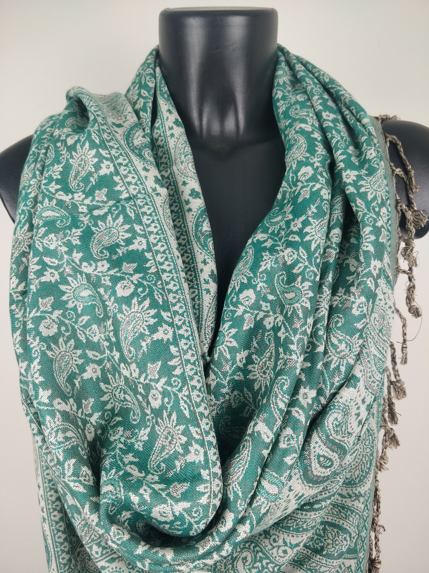 Sankya Wende-Pashmina aus Viskose. Grün-weißer Schal mit Paisley-Muster.