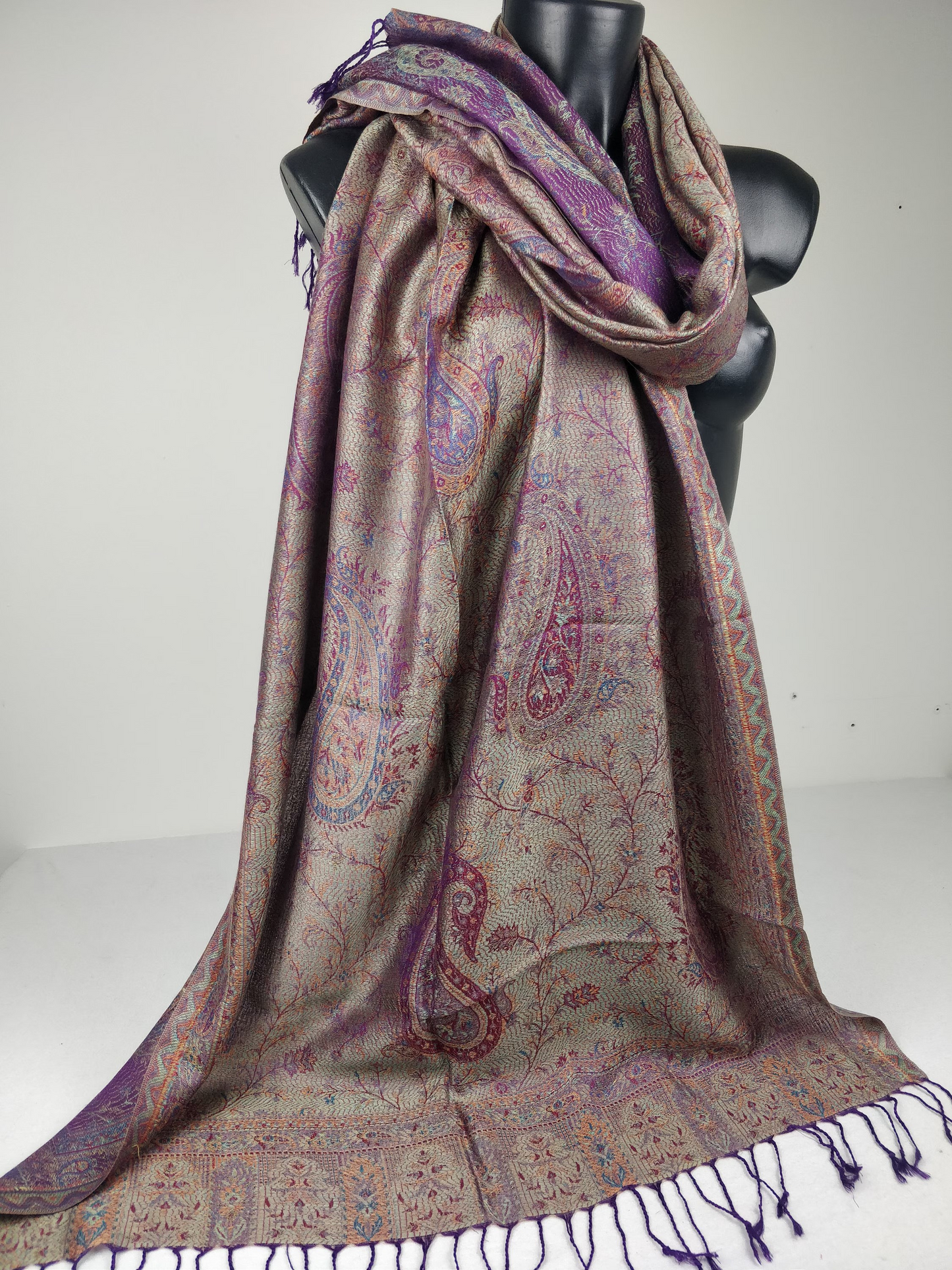 Wende-Mangal-Pashmina aus Modal/Seide. Lila Schal mit Paisley-Muster.